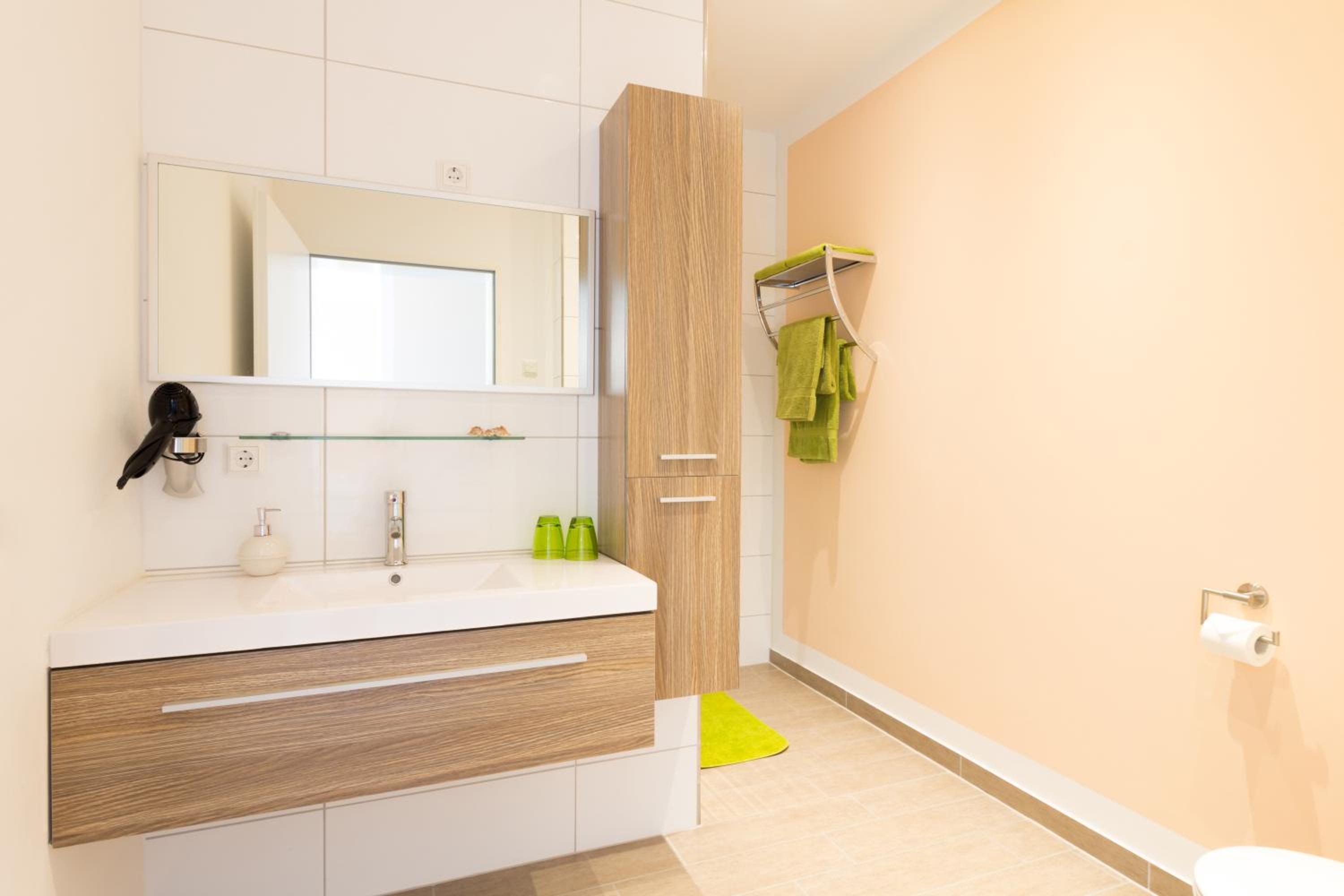 King Room with Roll-In Shower - Disability Access photo 2