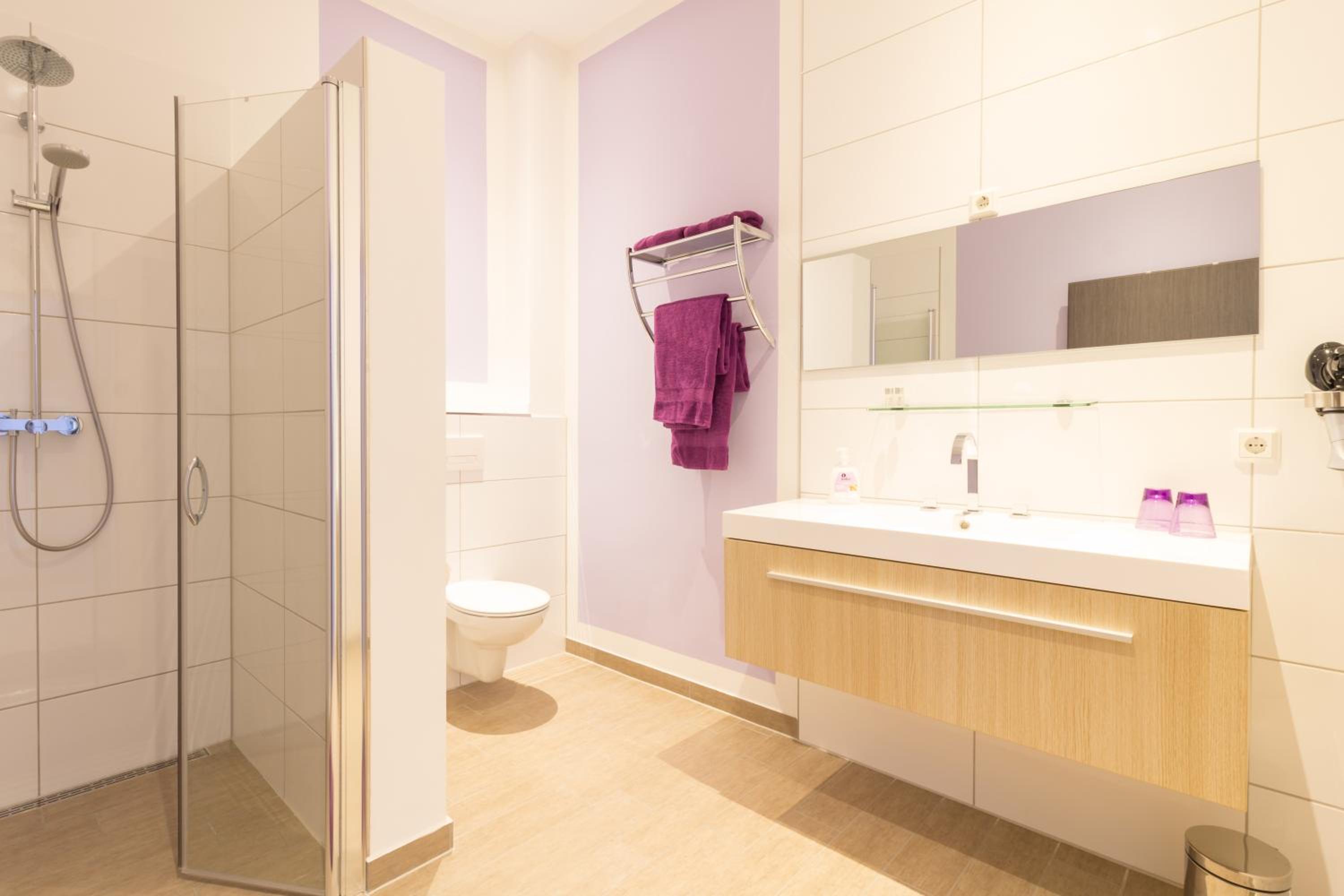 King Room with Roll-In Shower - Disability Access photo 3