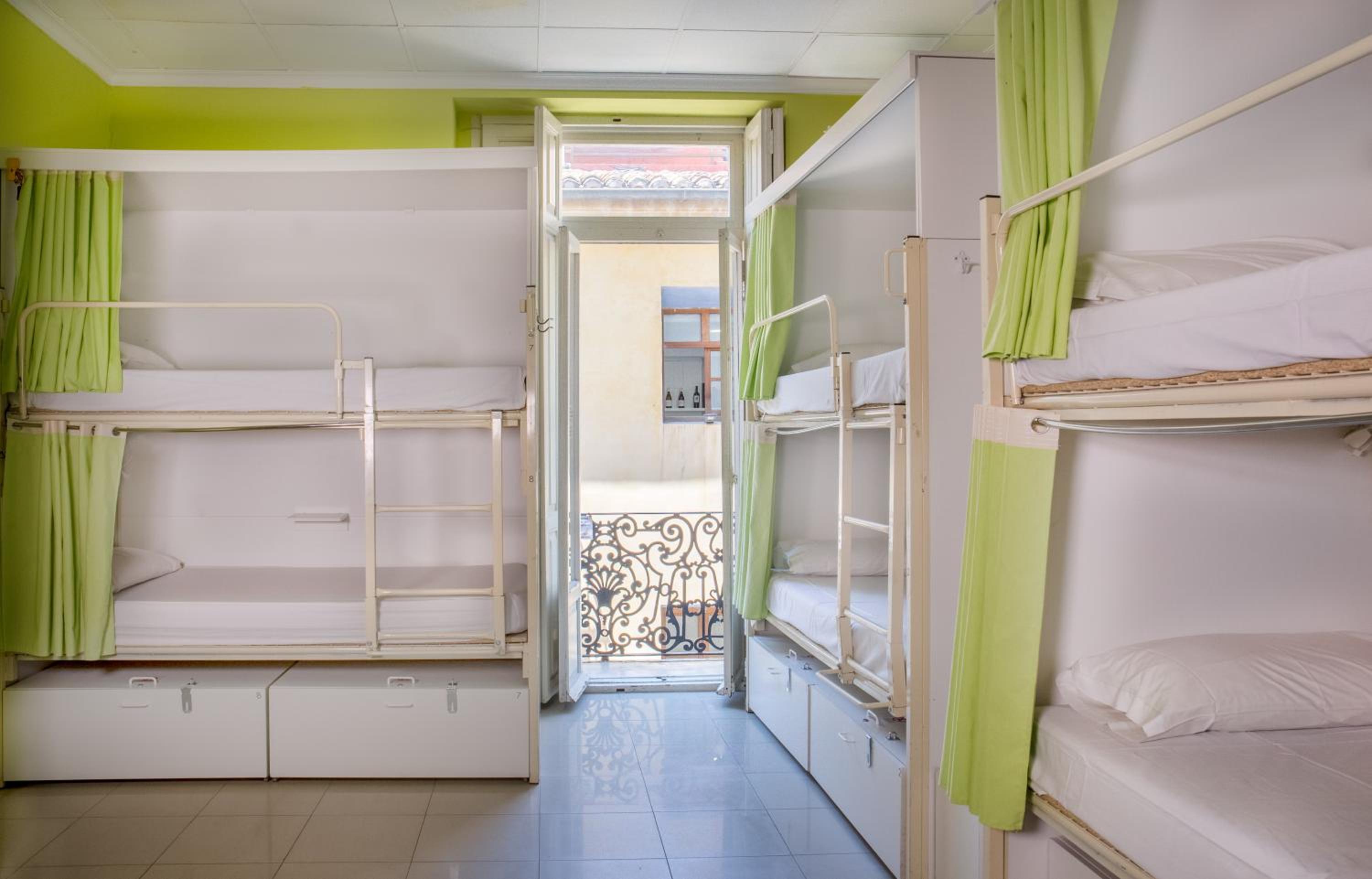 Litera en habitación compartida de 6 camas.