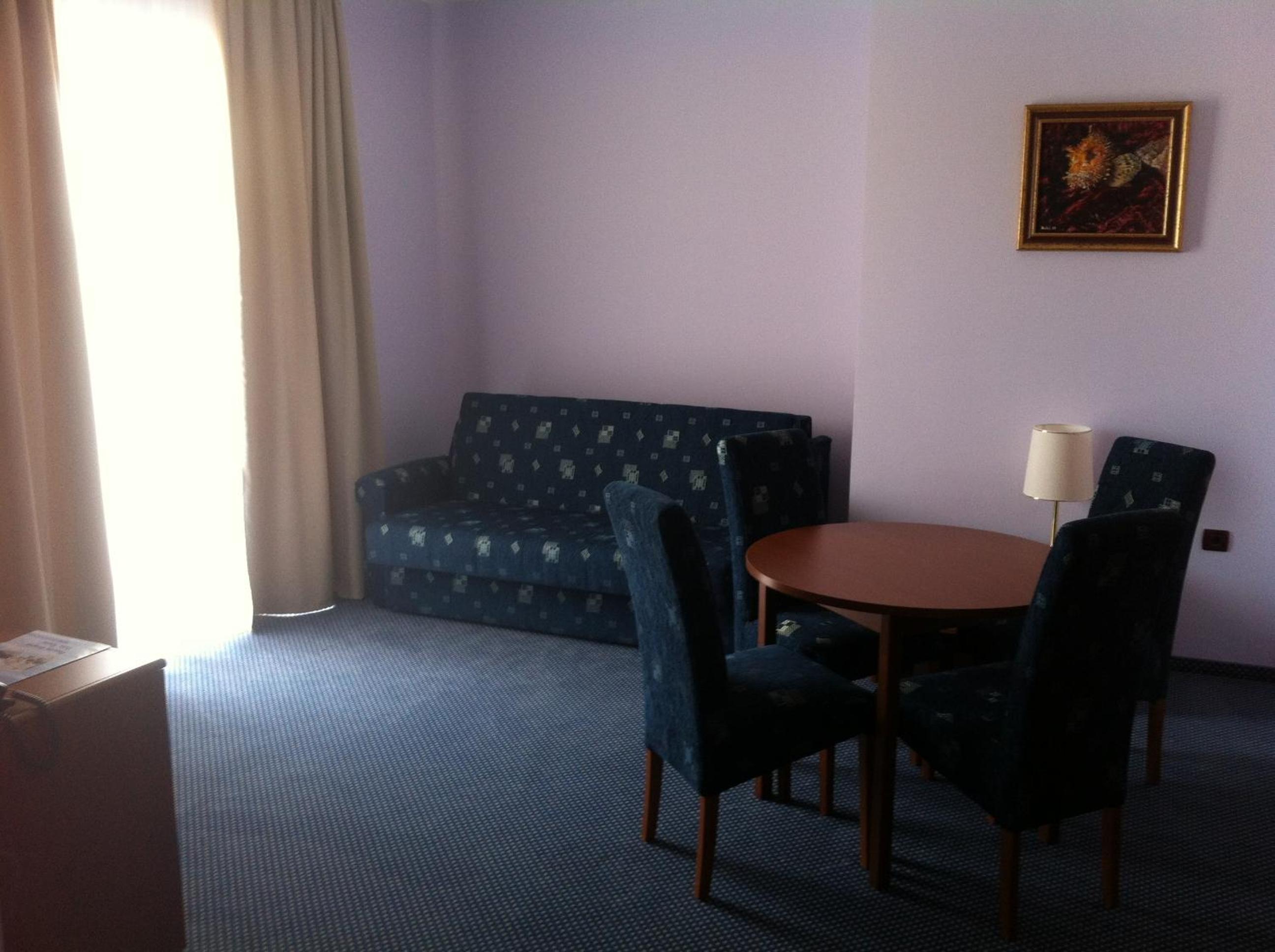 One-Bedroom Suite with Side Sea View photo 2
