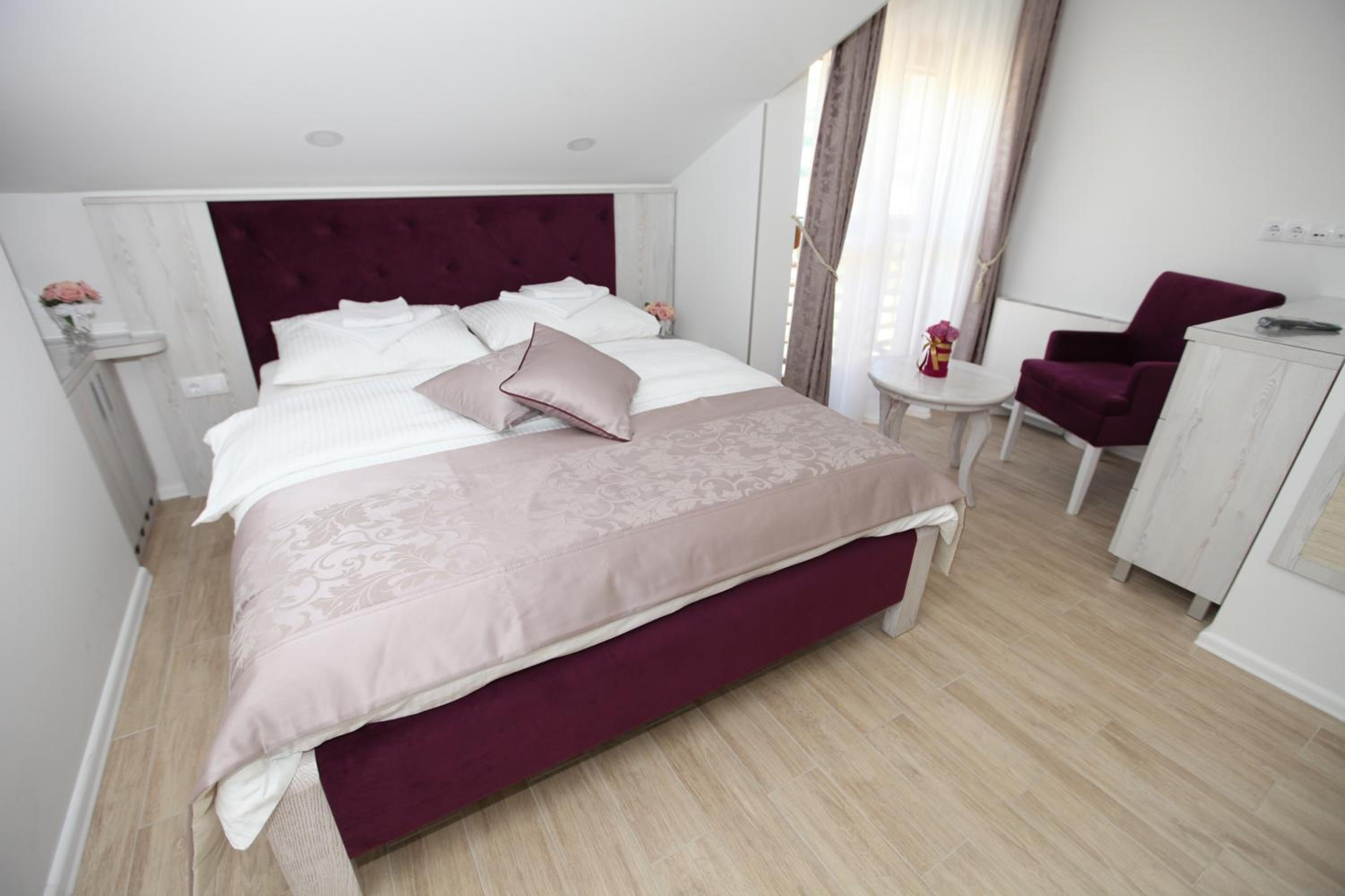 Deluxe Double Room - Photo 16