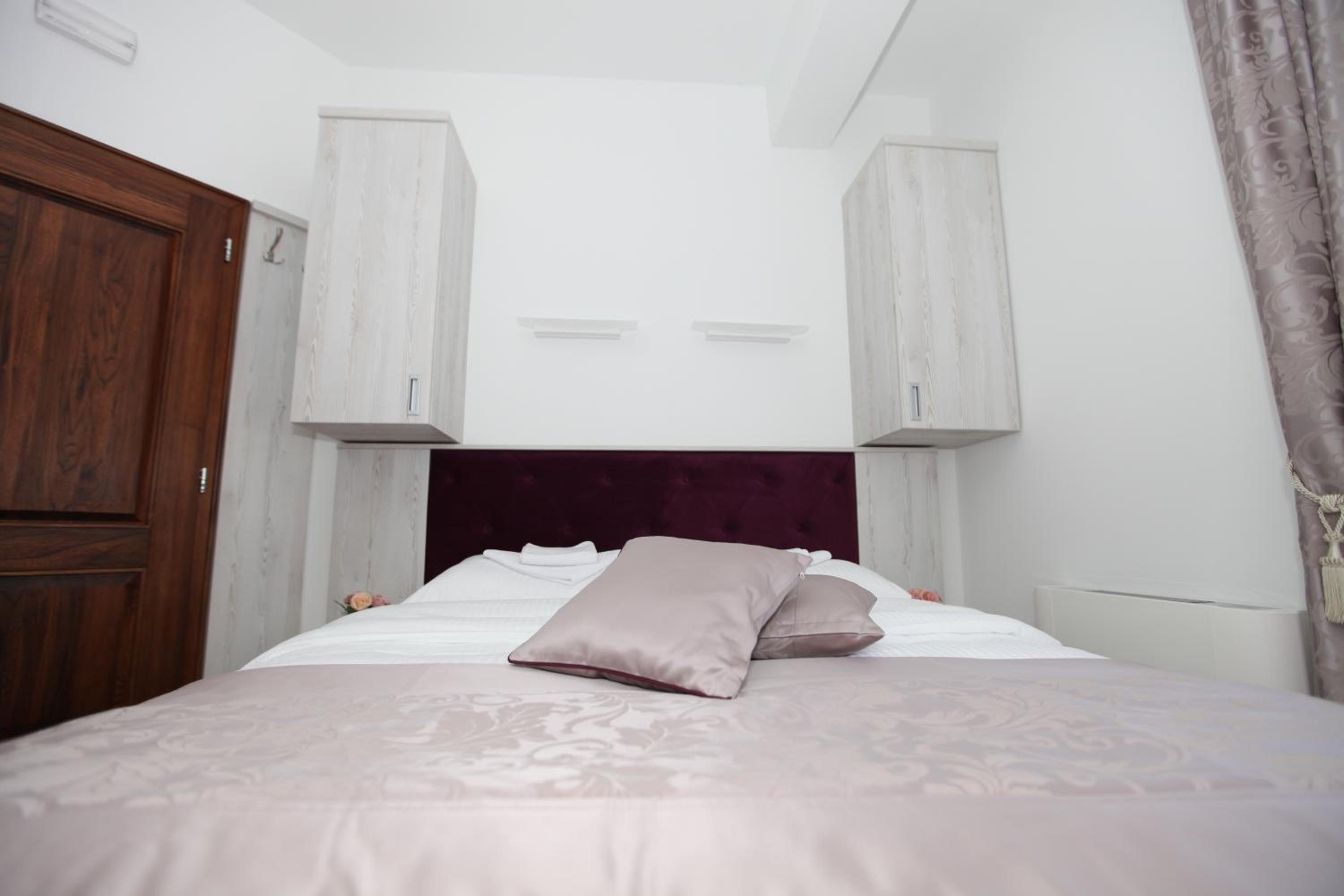 Deluxe Double Room - Photo 14