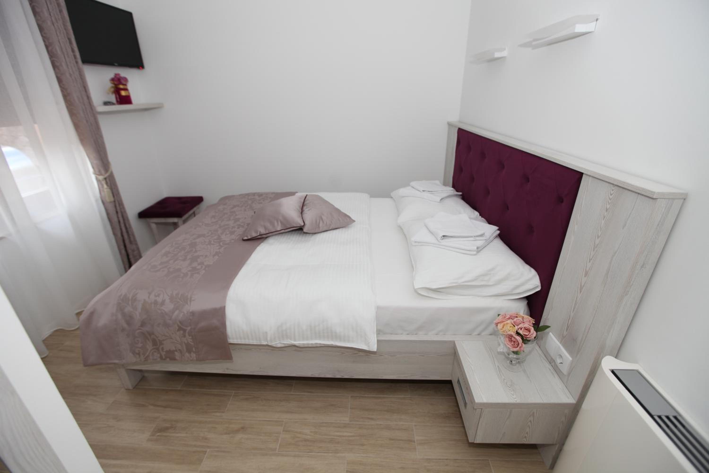 Deluxe Double Room - Photo 12