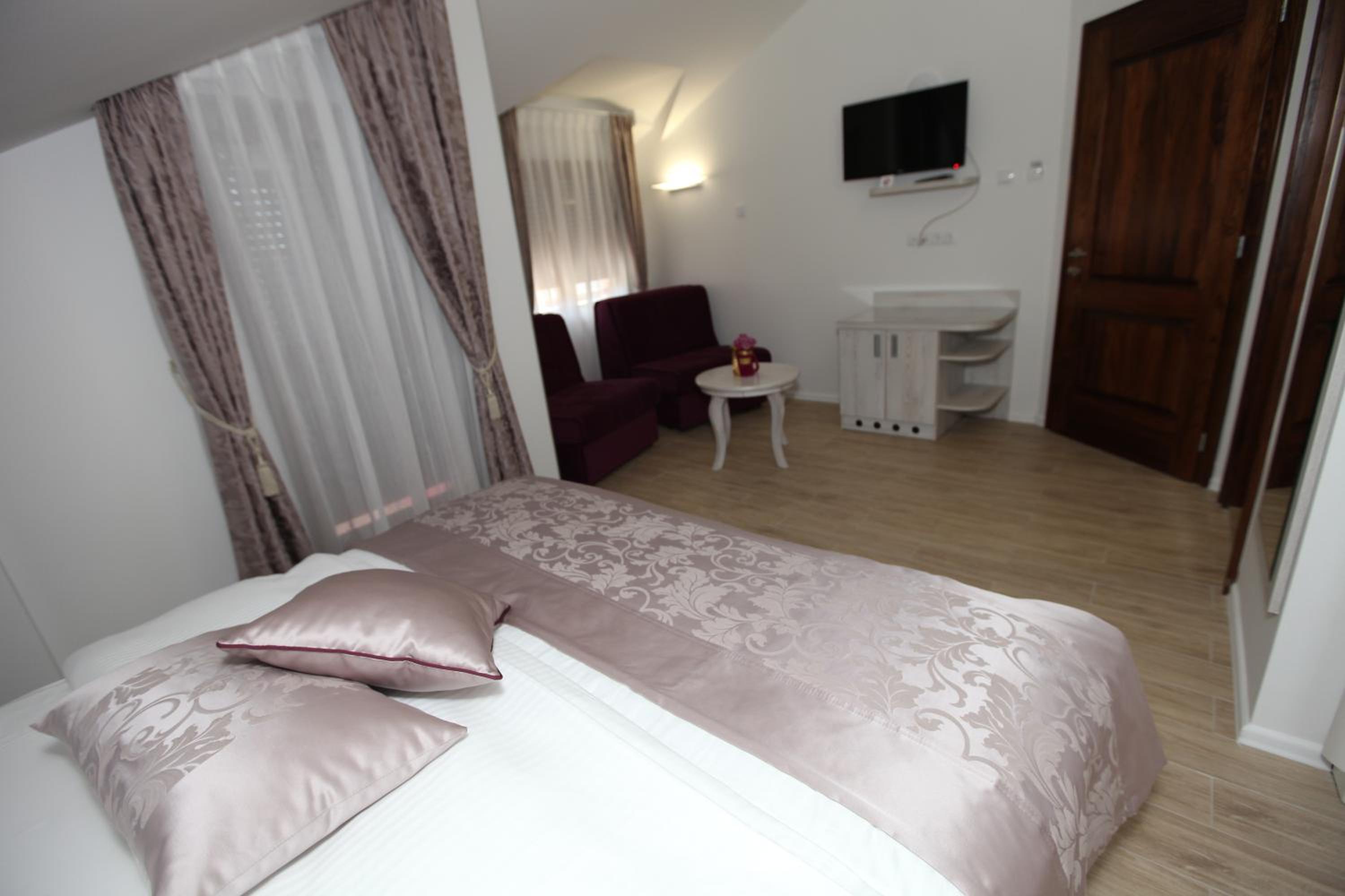 Deluxe Family Room photo 2