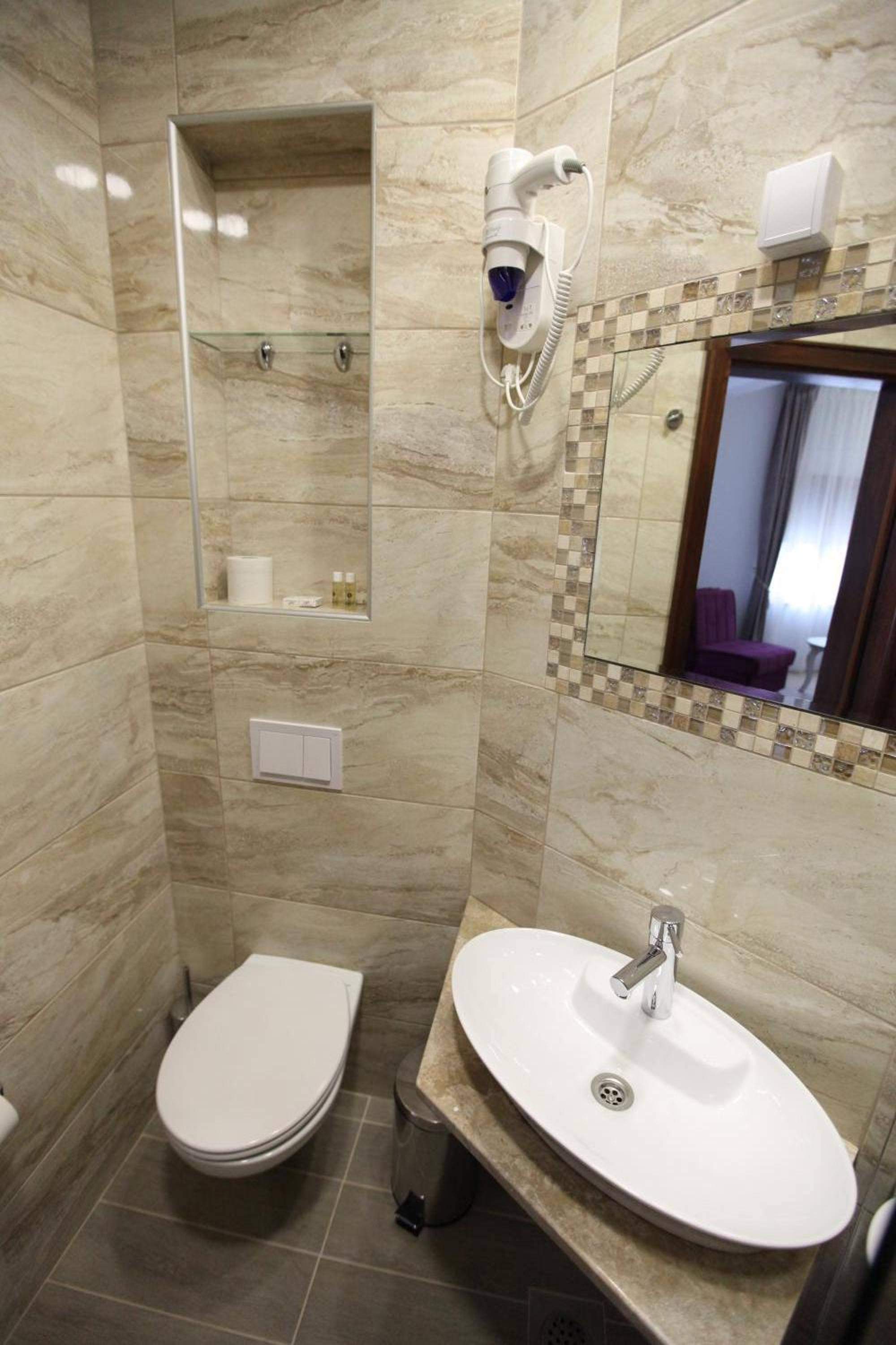 Deluxe Double Room - Photo 11