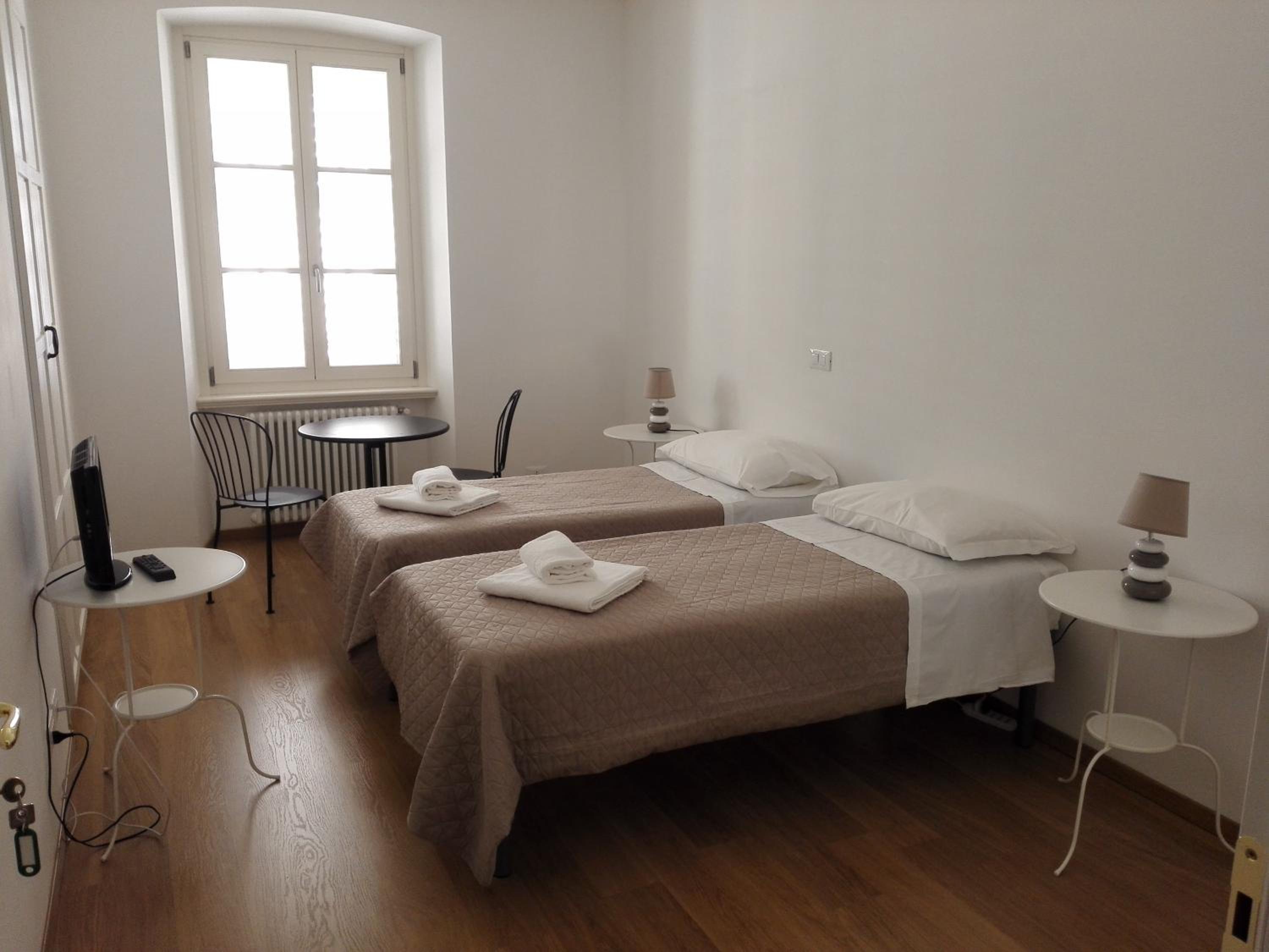 Double or Twin Room with Private External Bathroom - Photo 7