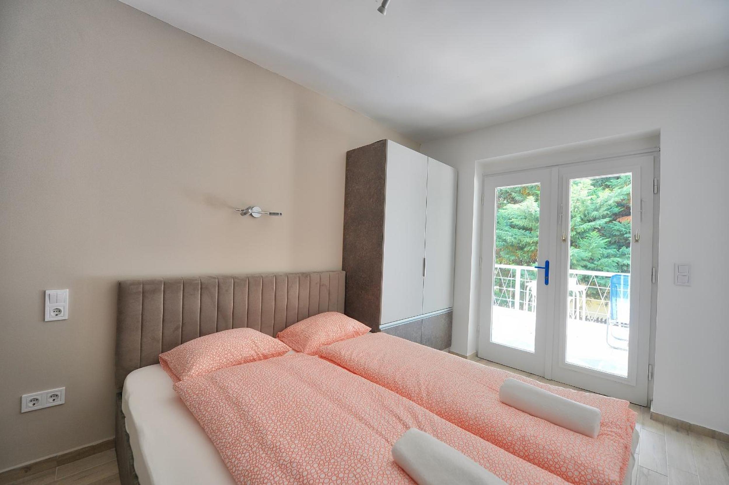 Studio Apartment with Balcony photo 2