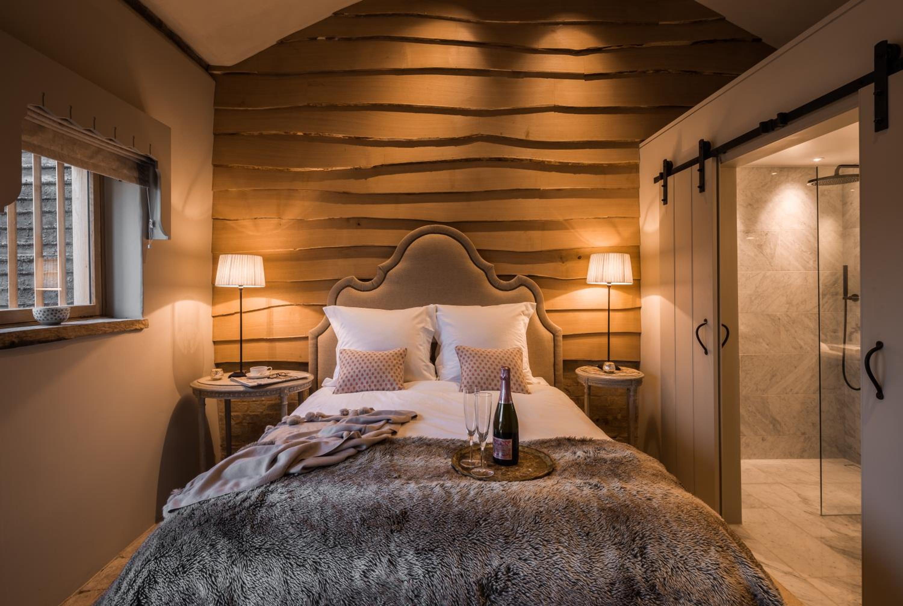 Deluxe Double Room with Shower - Photo 1