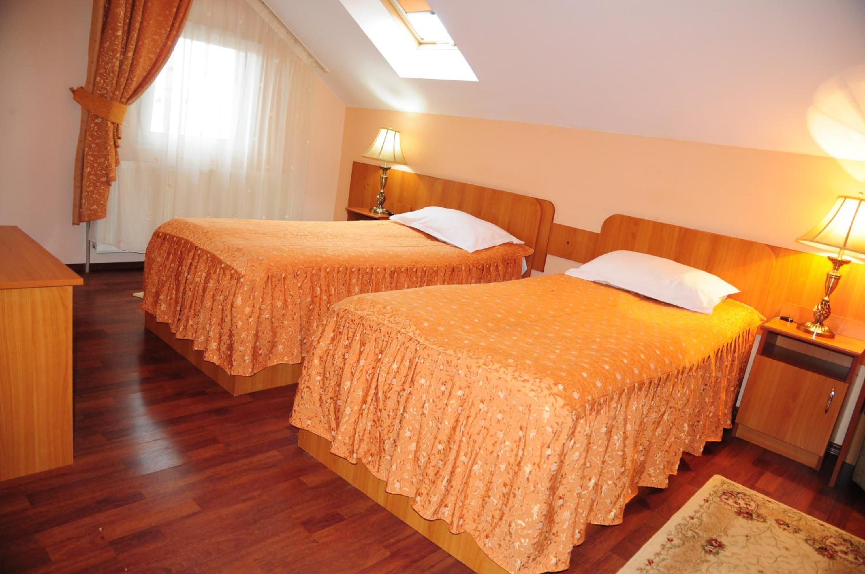 Twin Room - Photo 16