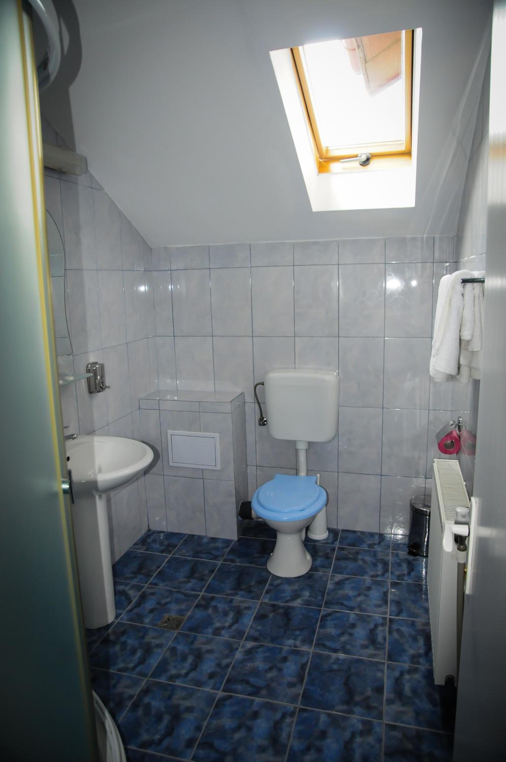 Double Room - Photo 8