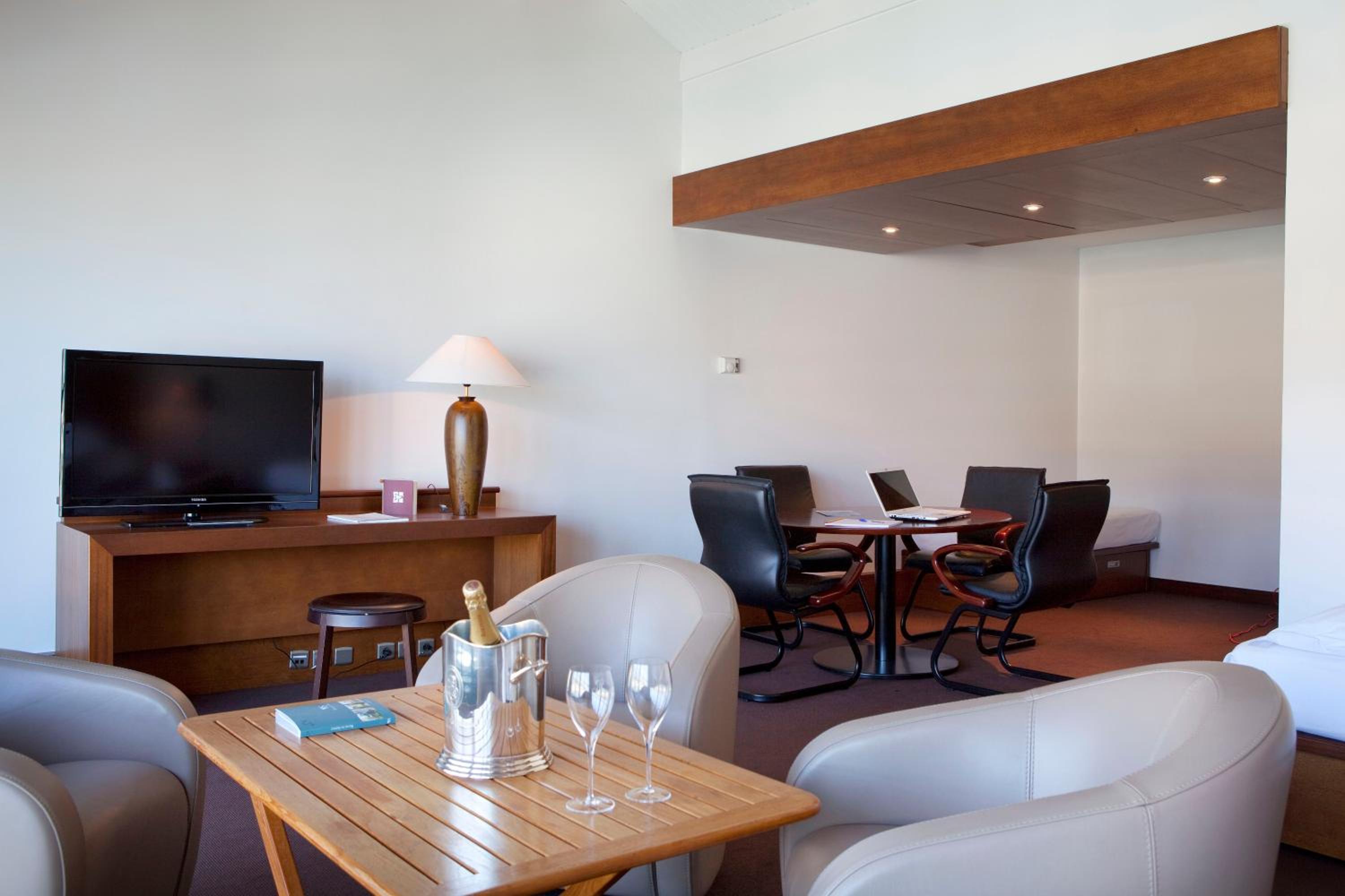 Deluxe Suite (4 Persons) With Sea View - Photo 19