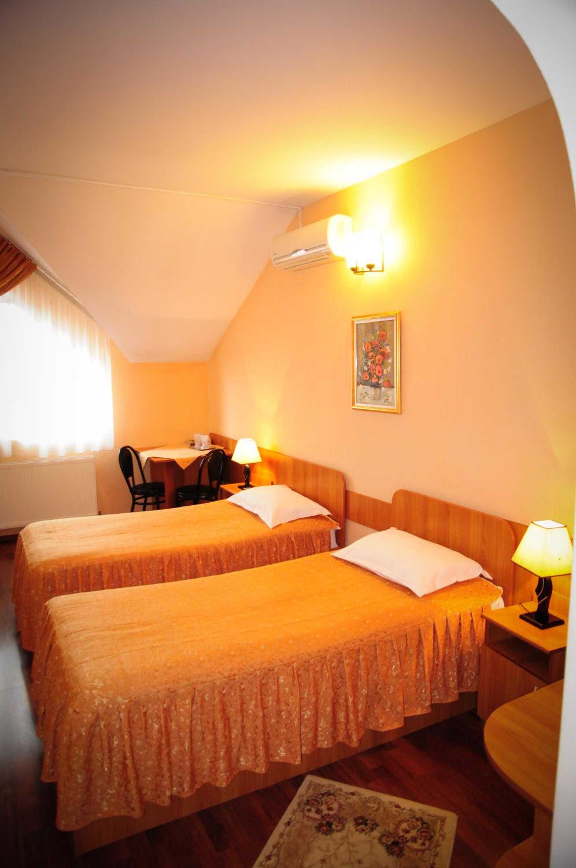 Twin Room - Photo 6