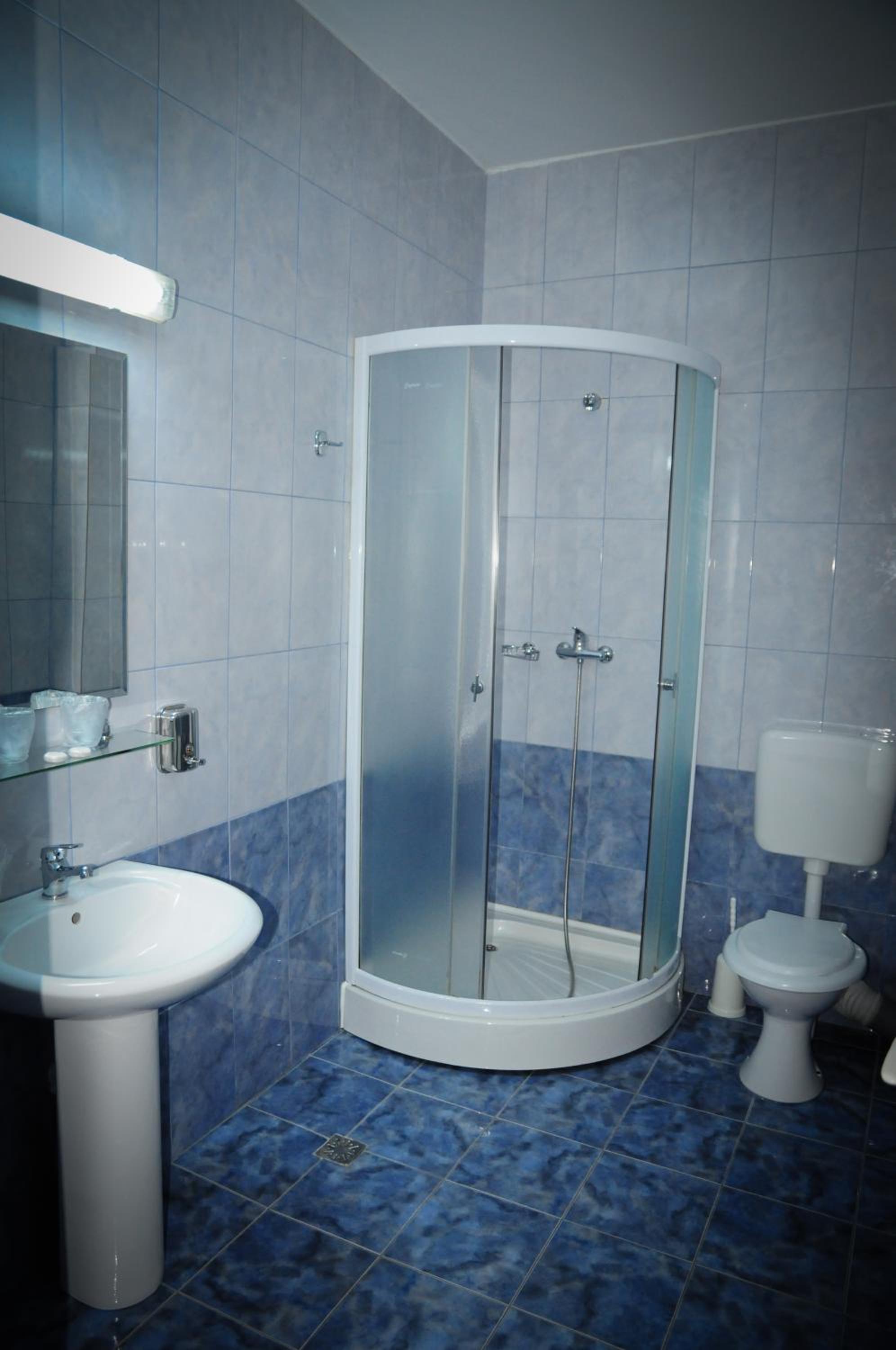 Twin Room - Photo 12