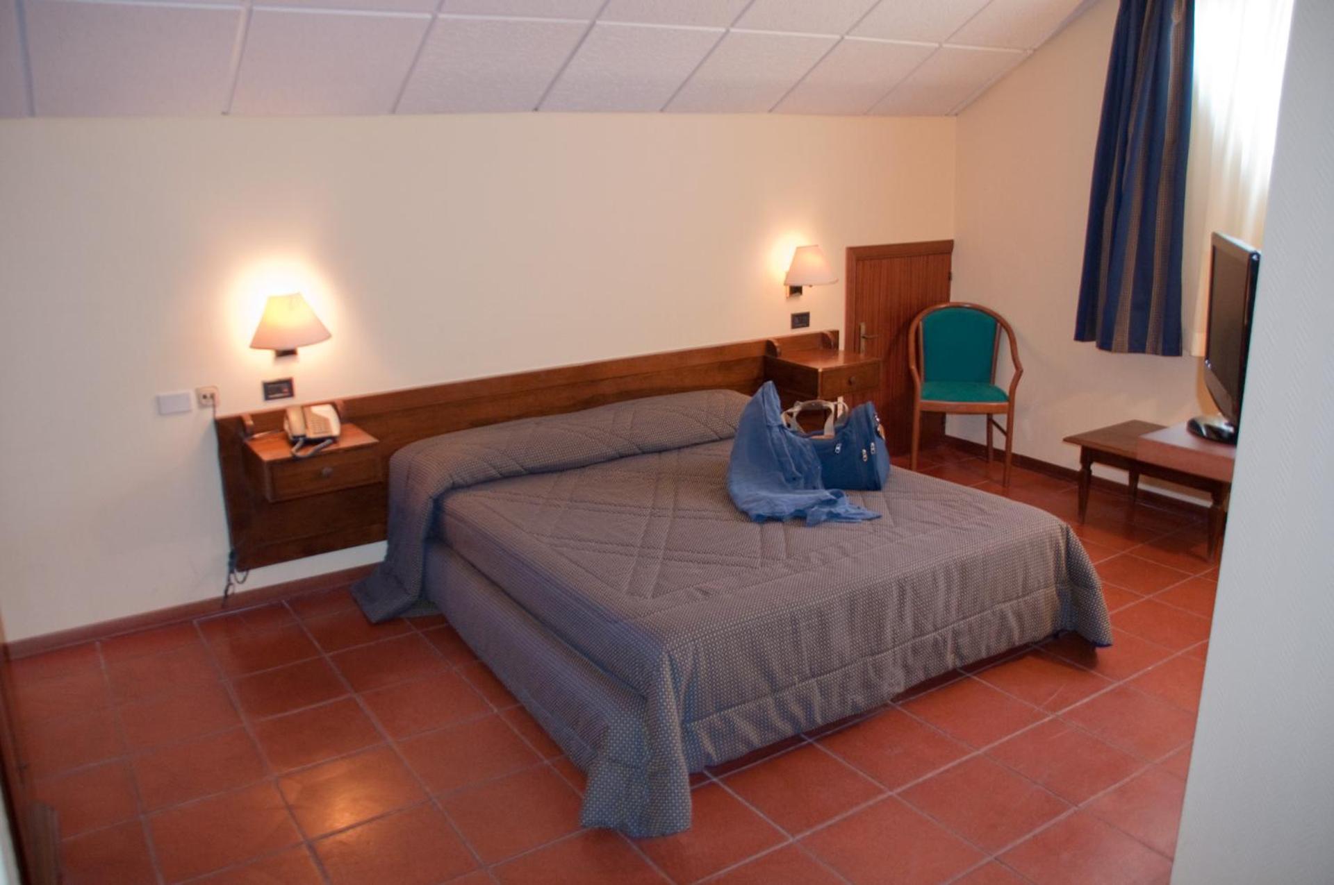 Budget Double Room - Photo 10