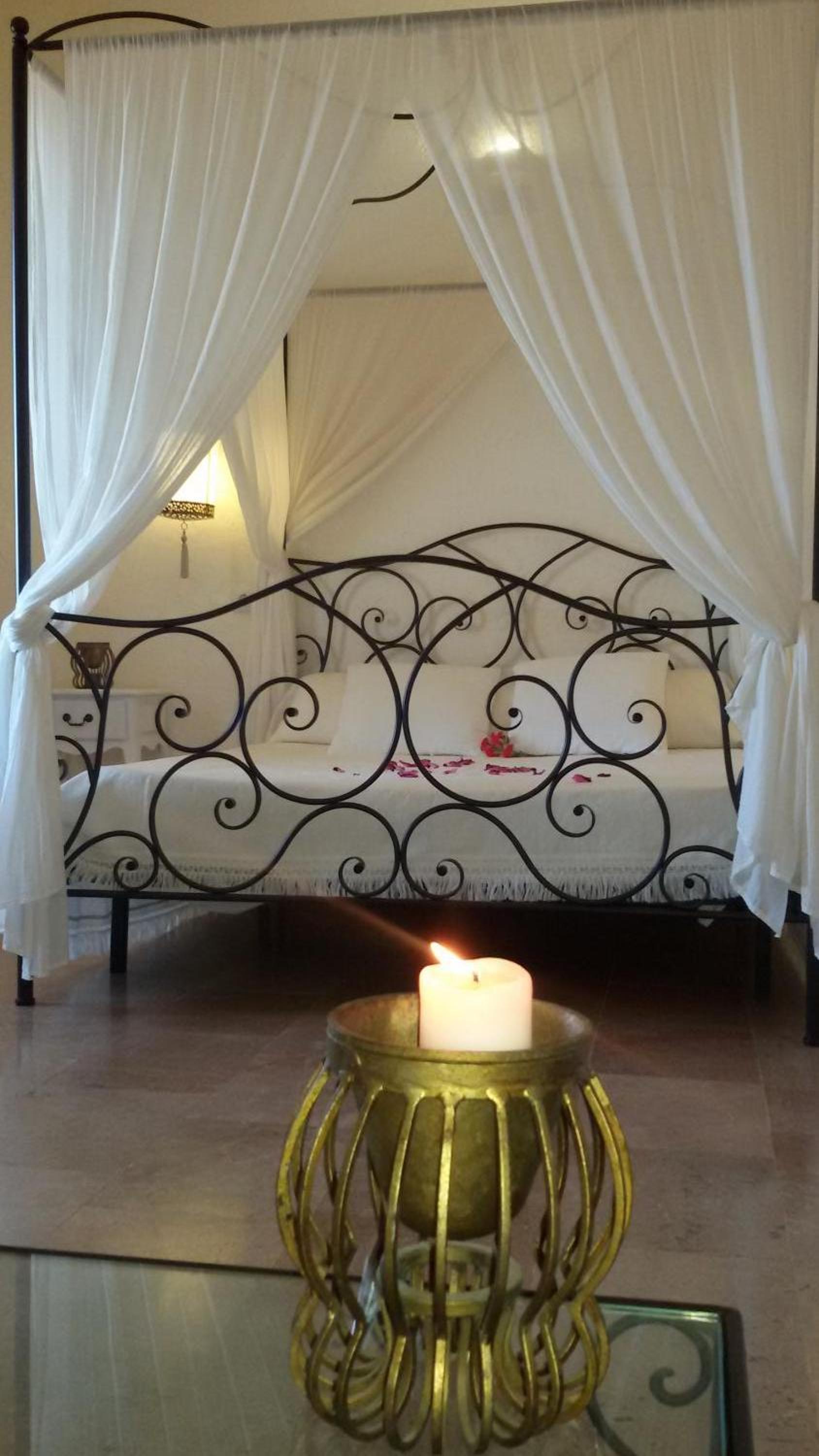 Suite with canopy bed photo 3