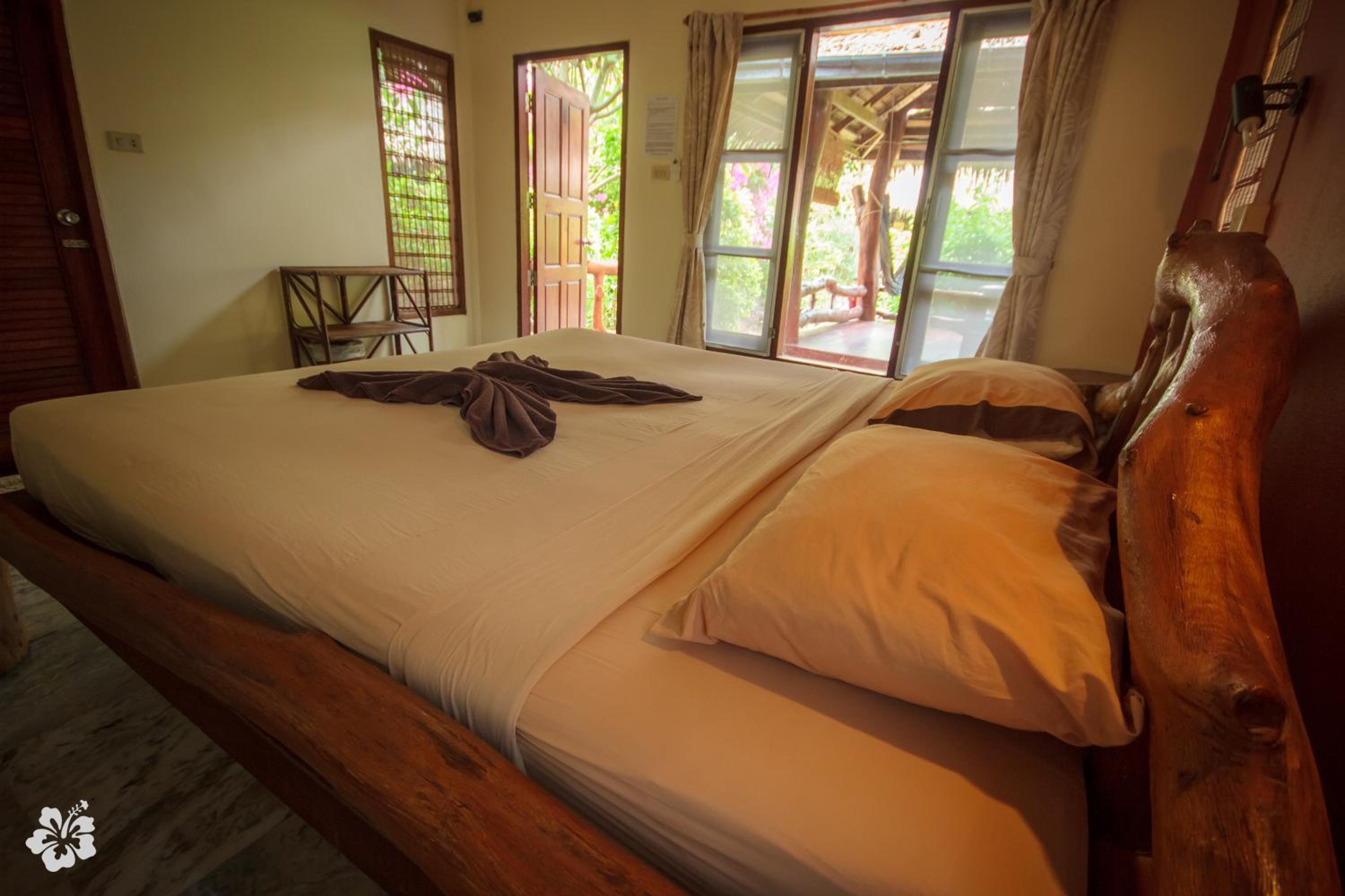 Bungalow With Garden View photo 3