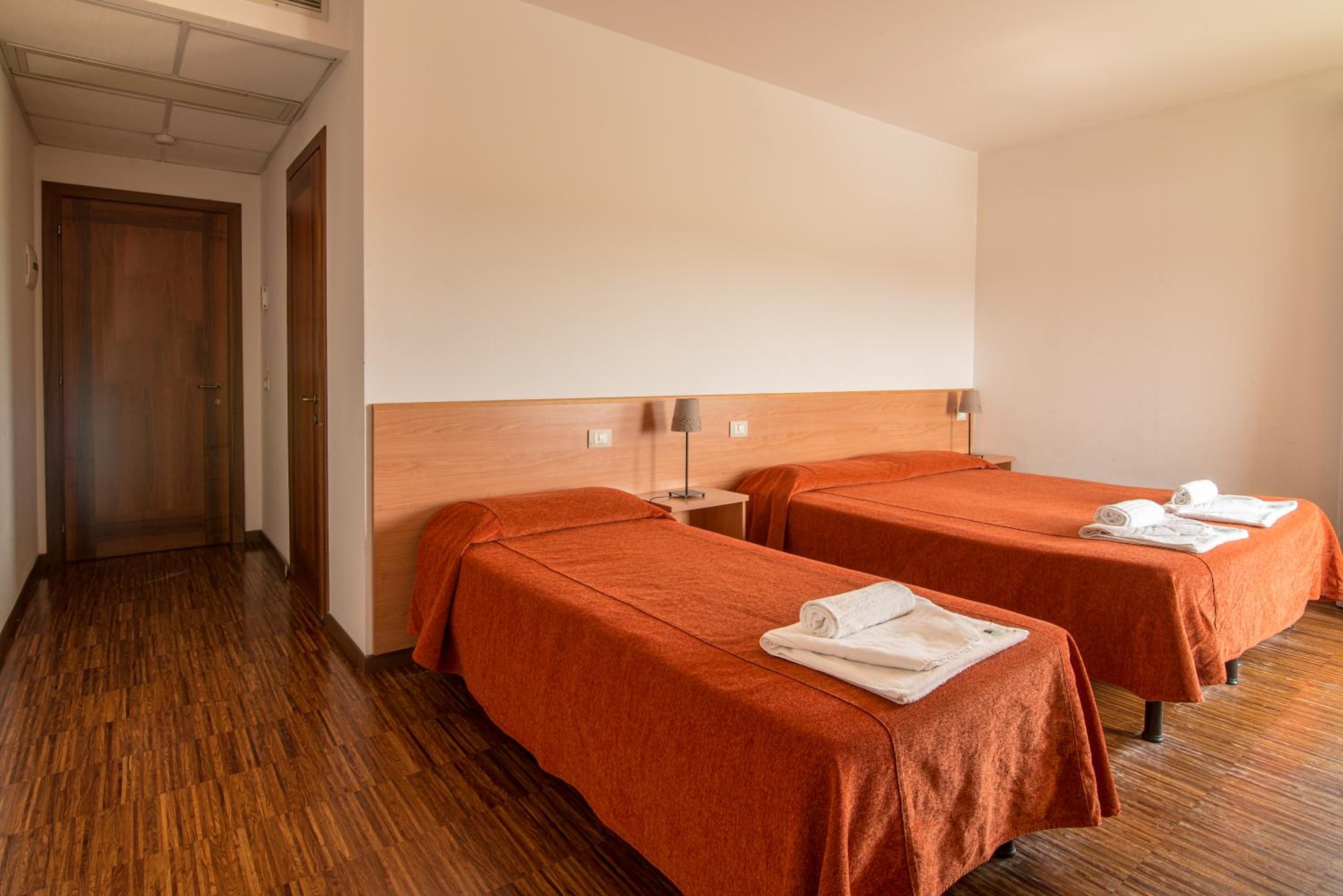 Twin Room - Photo 2