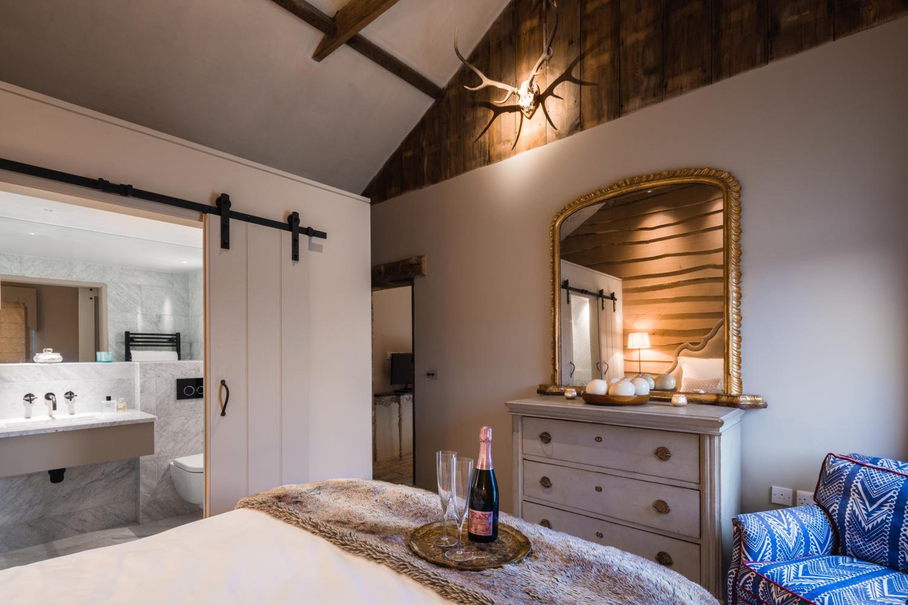 Deluxe Double Room with Shower - Photo 14