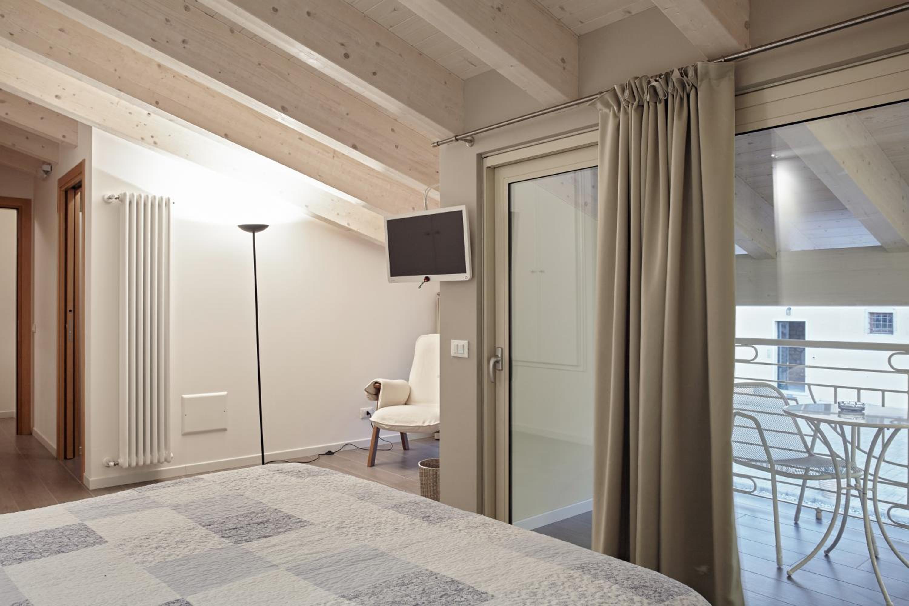 Double Room with Balcony - Attic photo 2