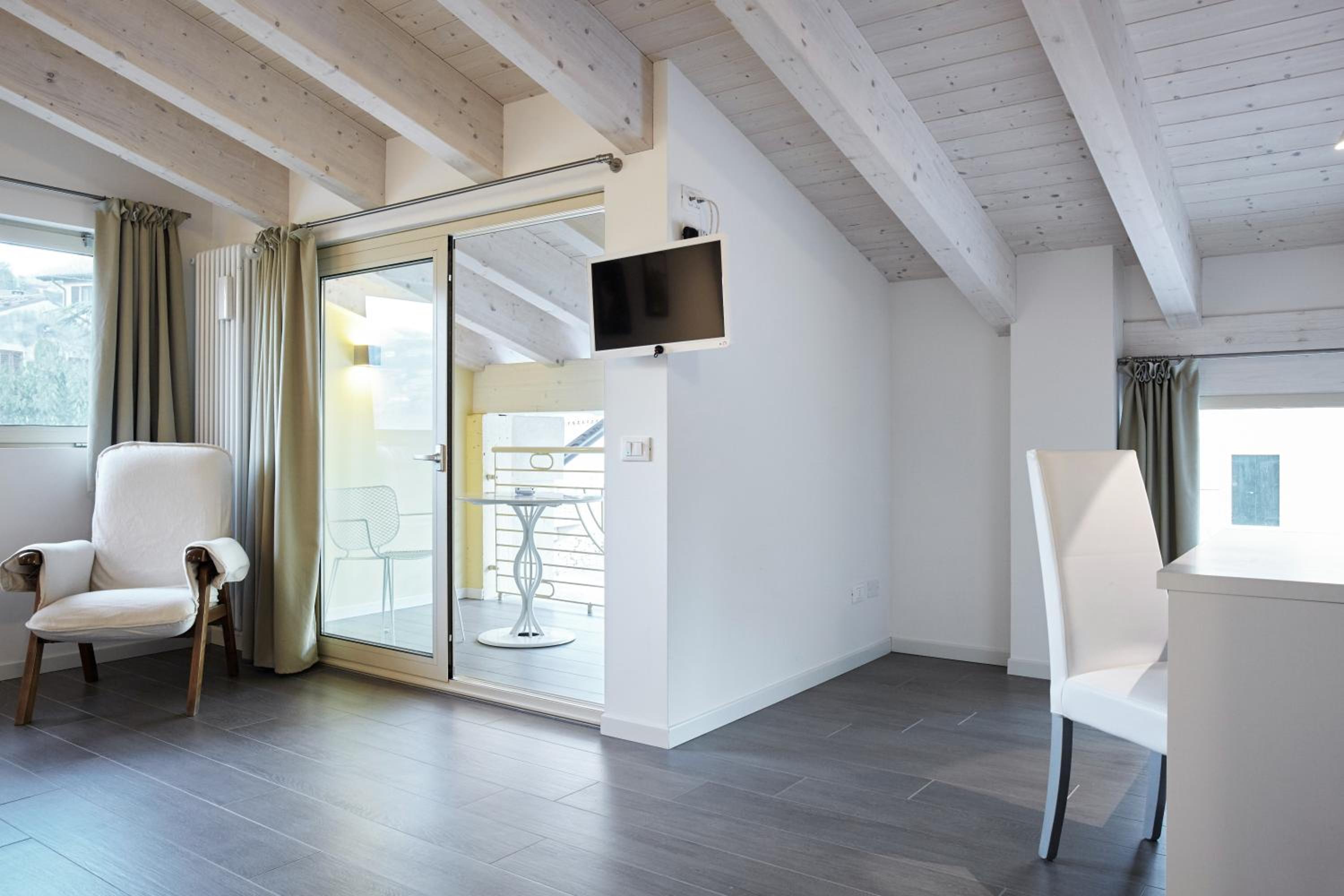 Superior Double Room with Balcony - Attic photo 2