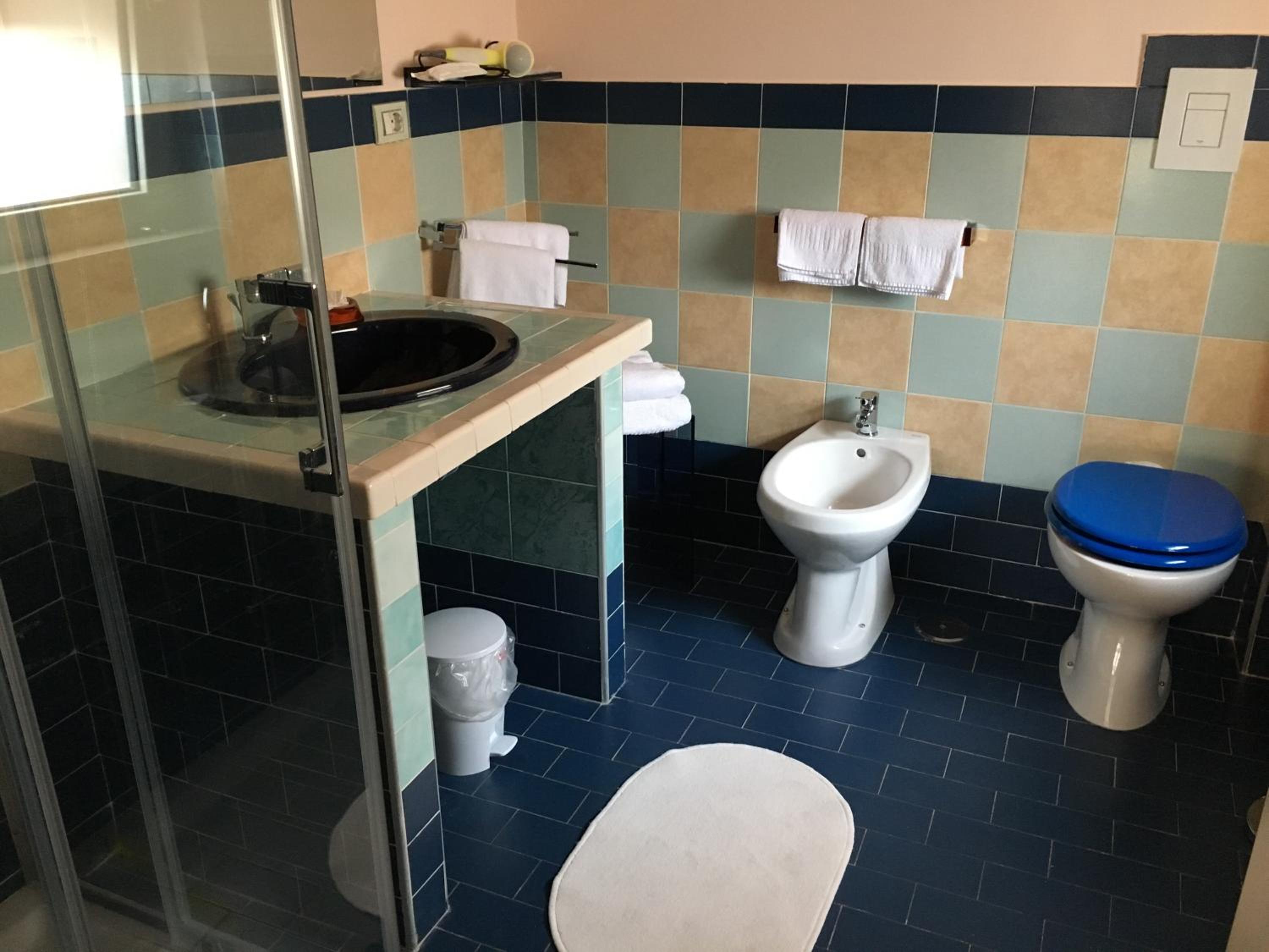 Budget Double Room - Photo 9