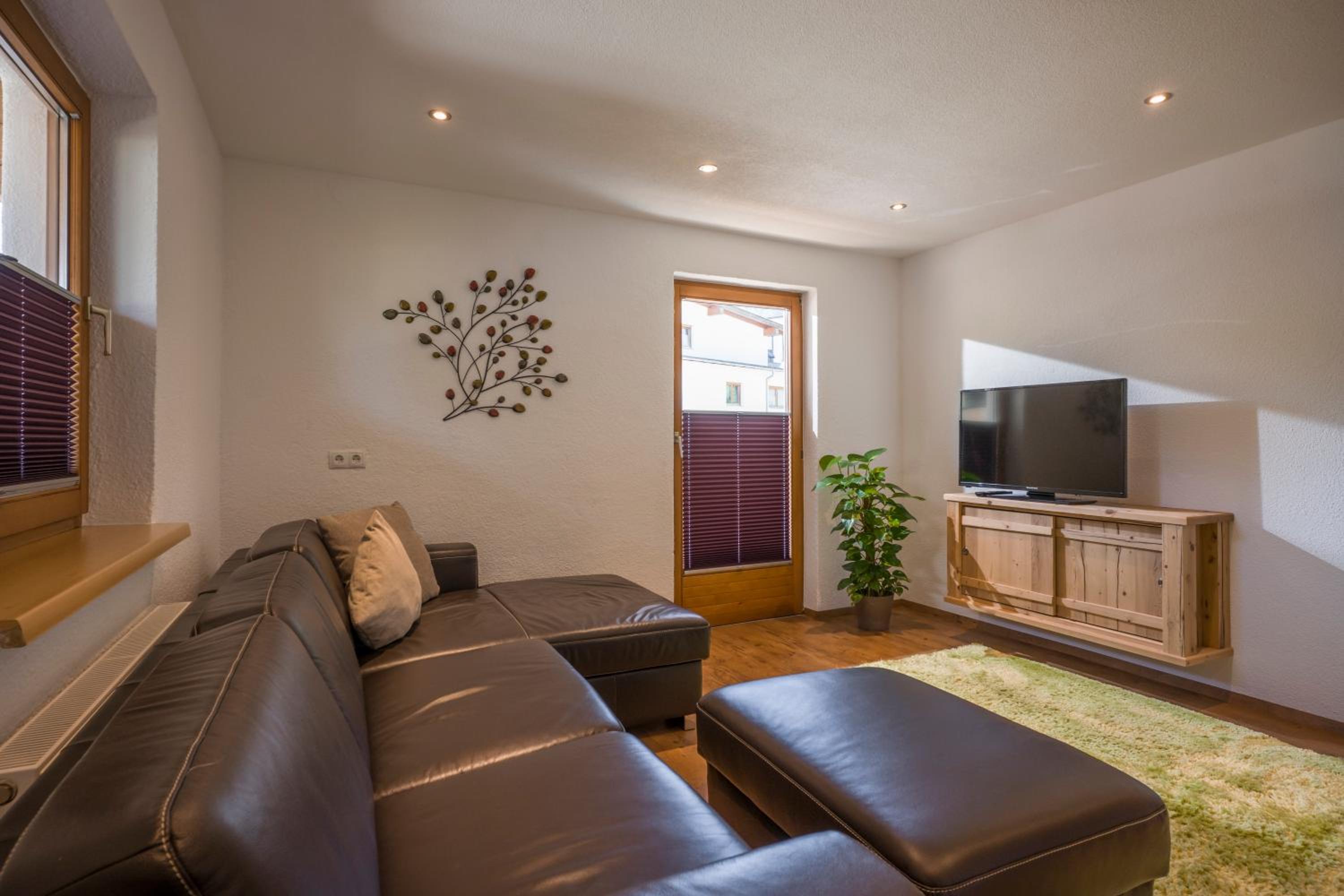 Three-Bedroom Apartment with Balcony photo 1