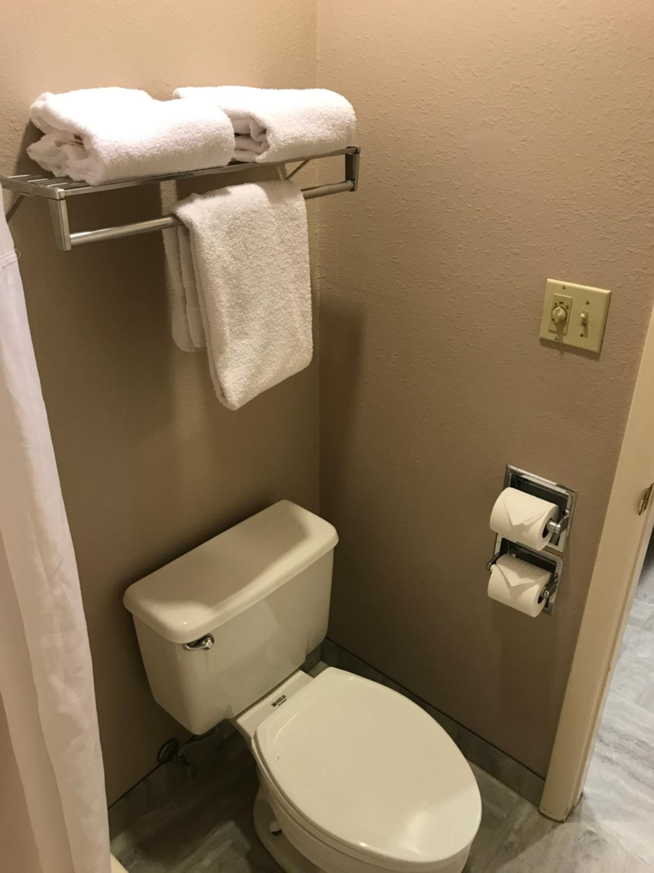 King Room with Shower - Non-Smoking