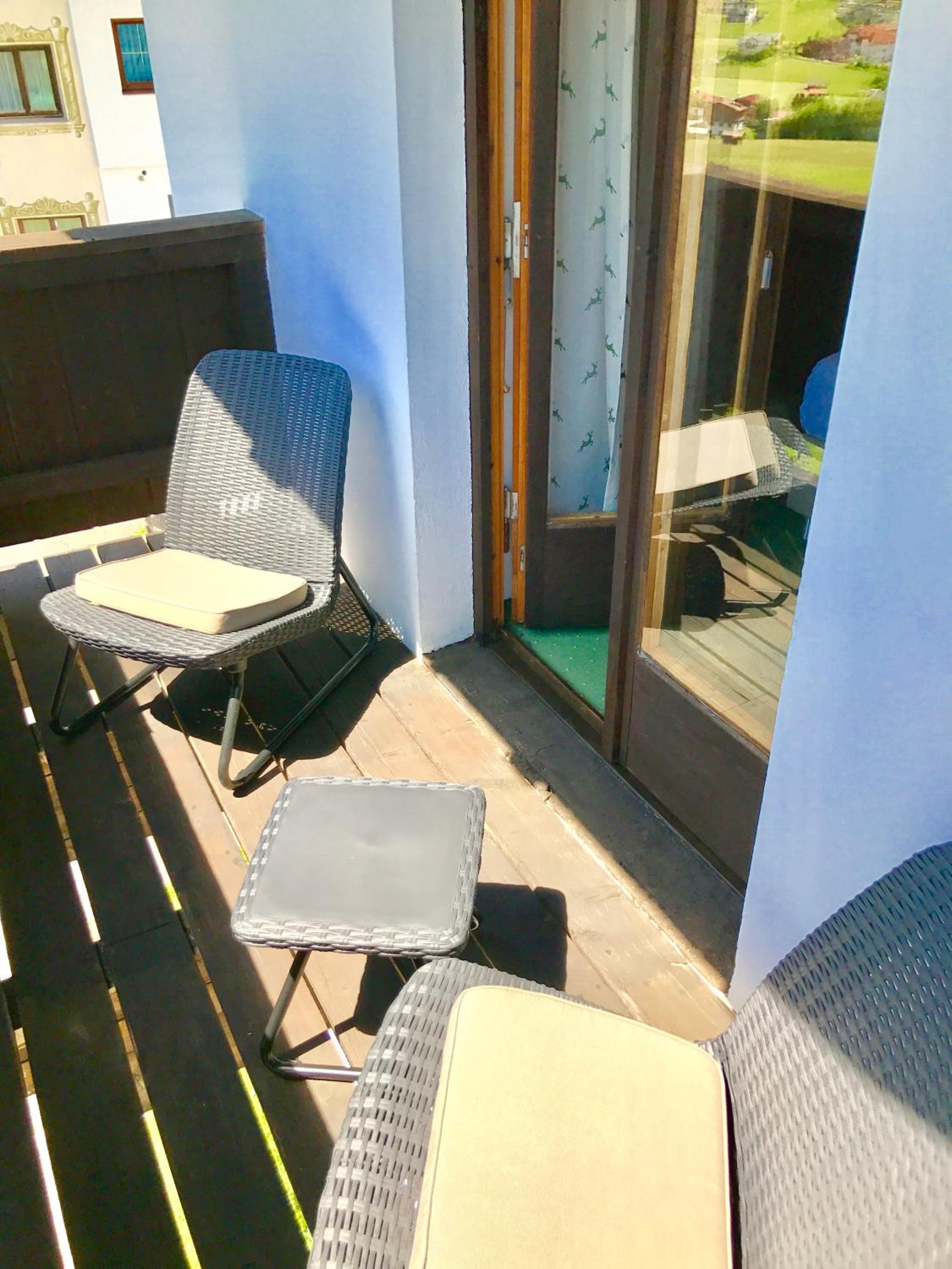 Double Room with Balcony - Photo 12