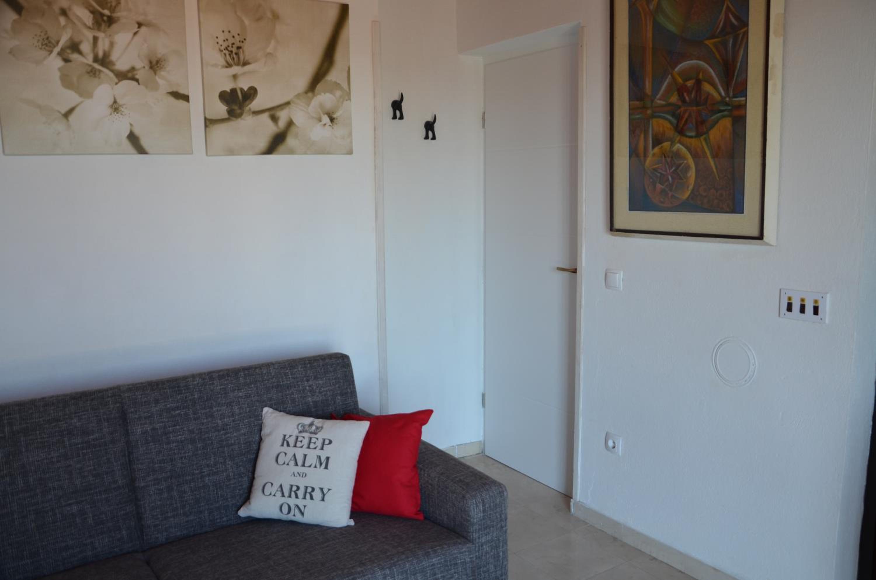 One-Bedroom Apartment photo 1