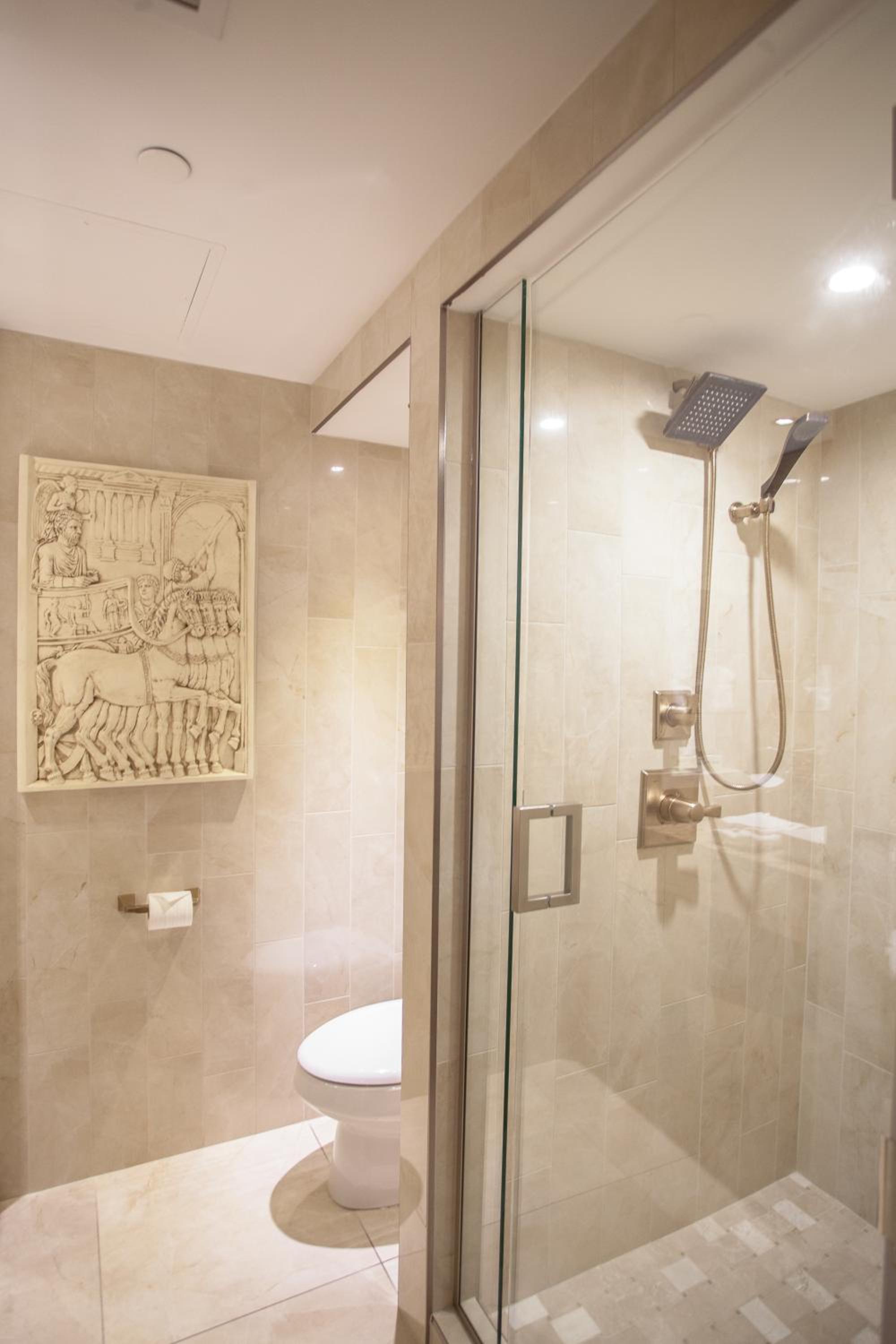 Roman Theme Room - Photo 3