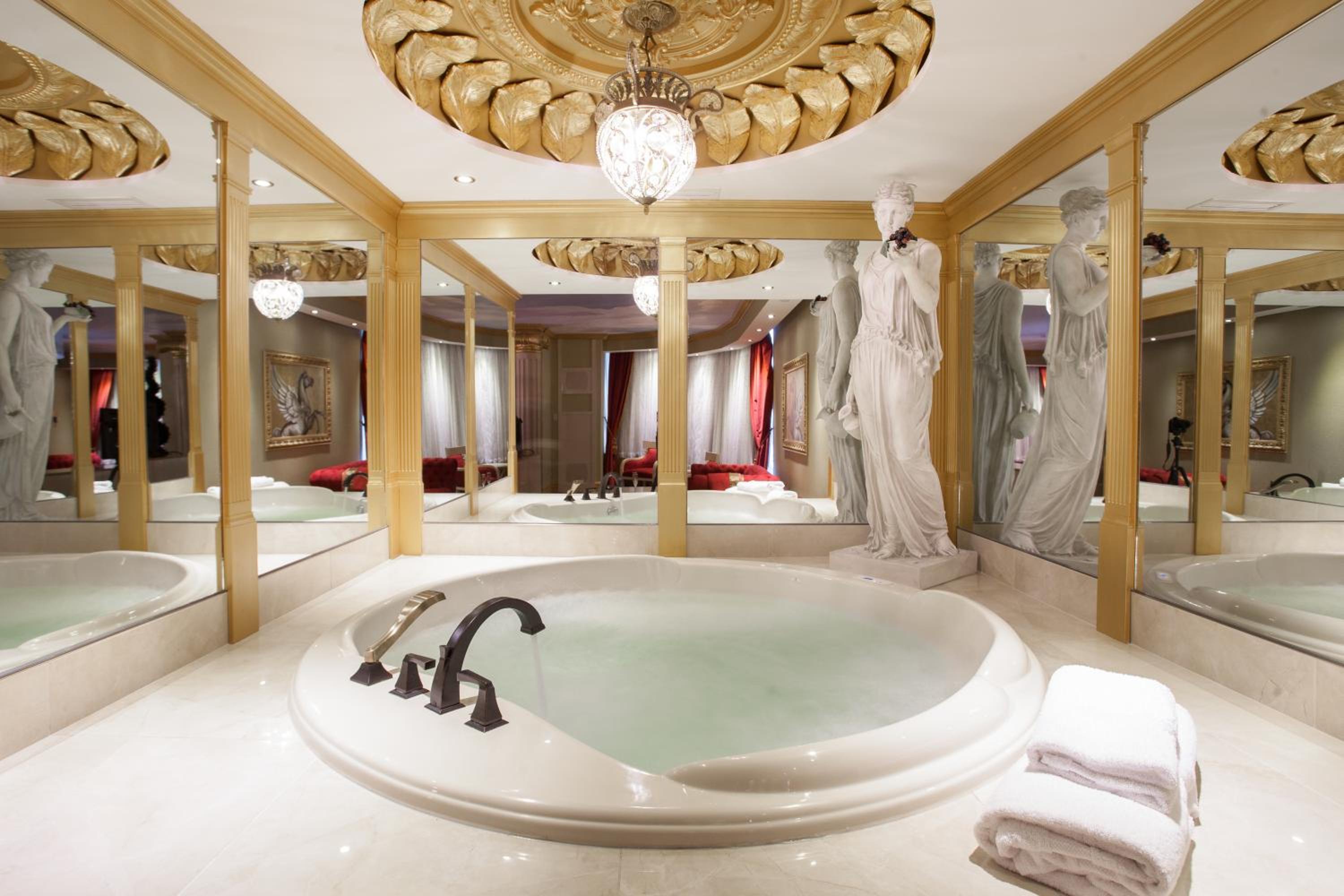 Roman Theme Room - Photo 4