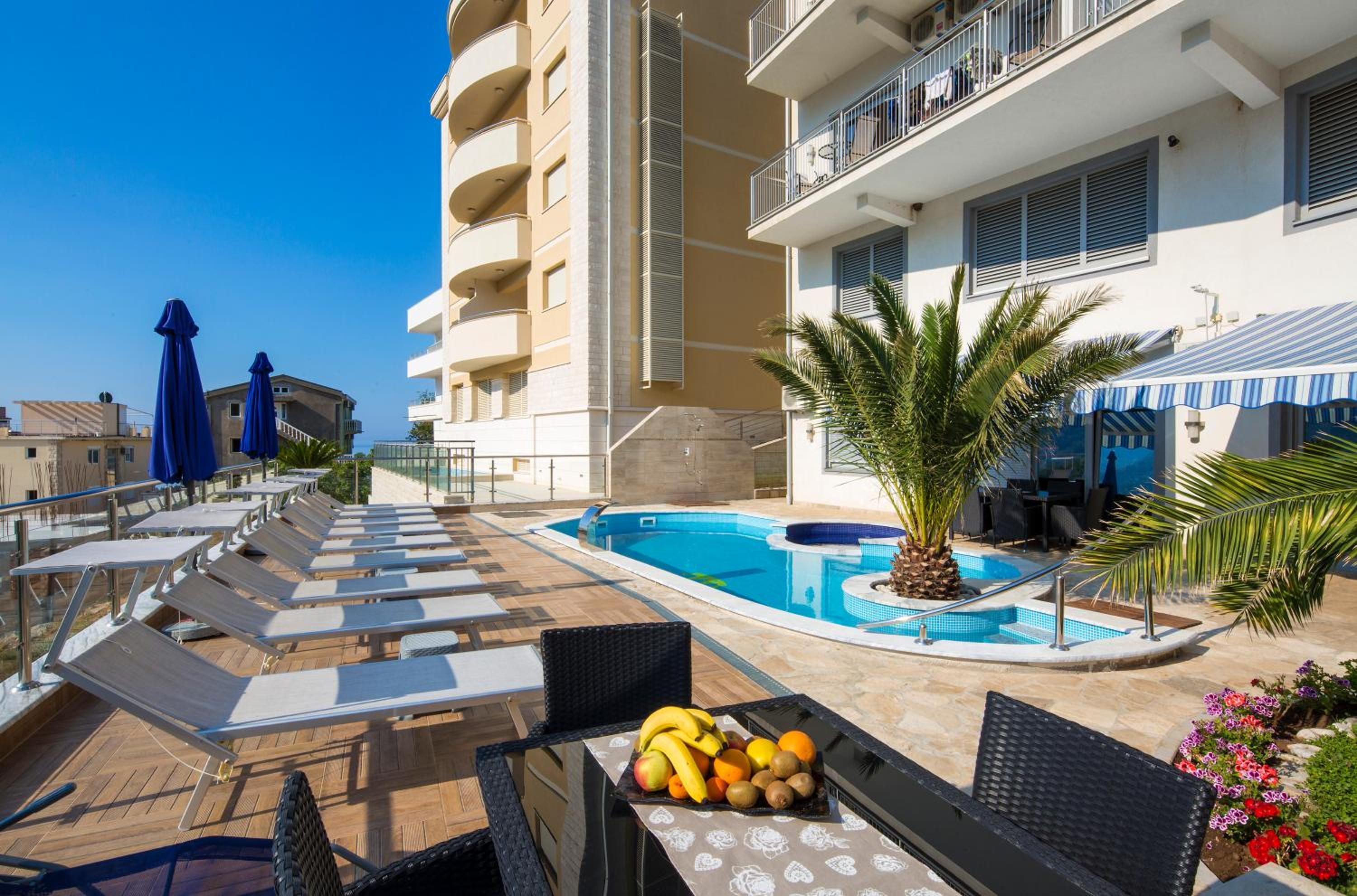 Three-Bedroom Apartment with Terrace and Sea View photo 3