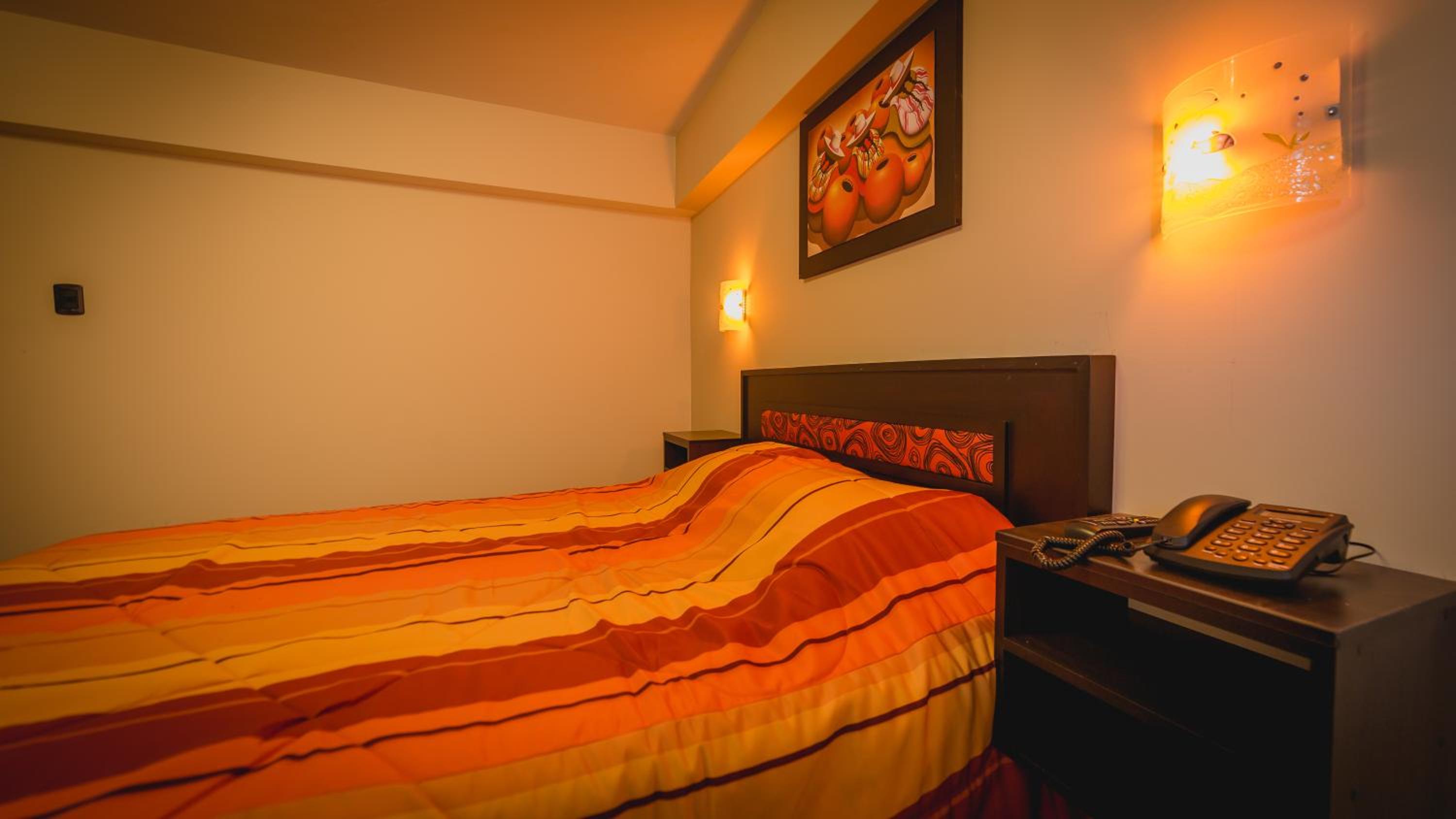 Queen Room photo 2