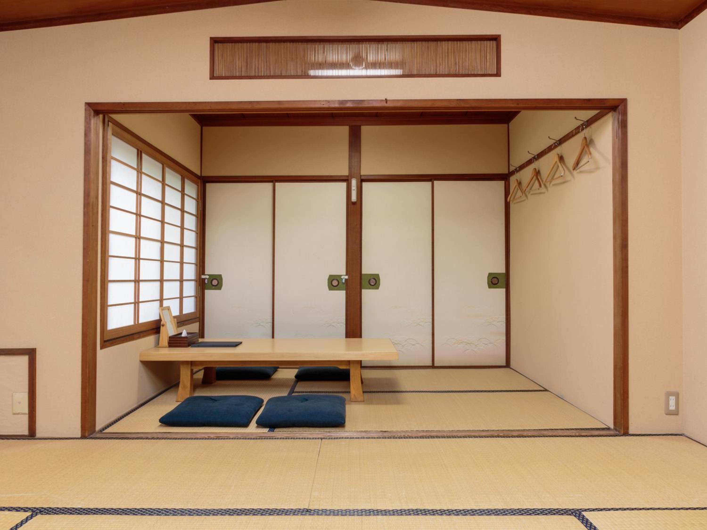 Japanese-Style Family Room ( Garden View ) with Shared Bathroom photo 3
