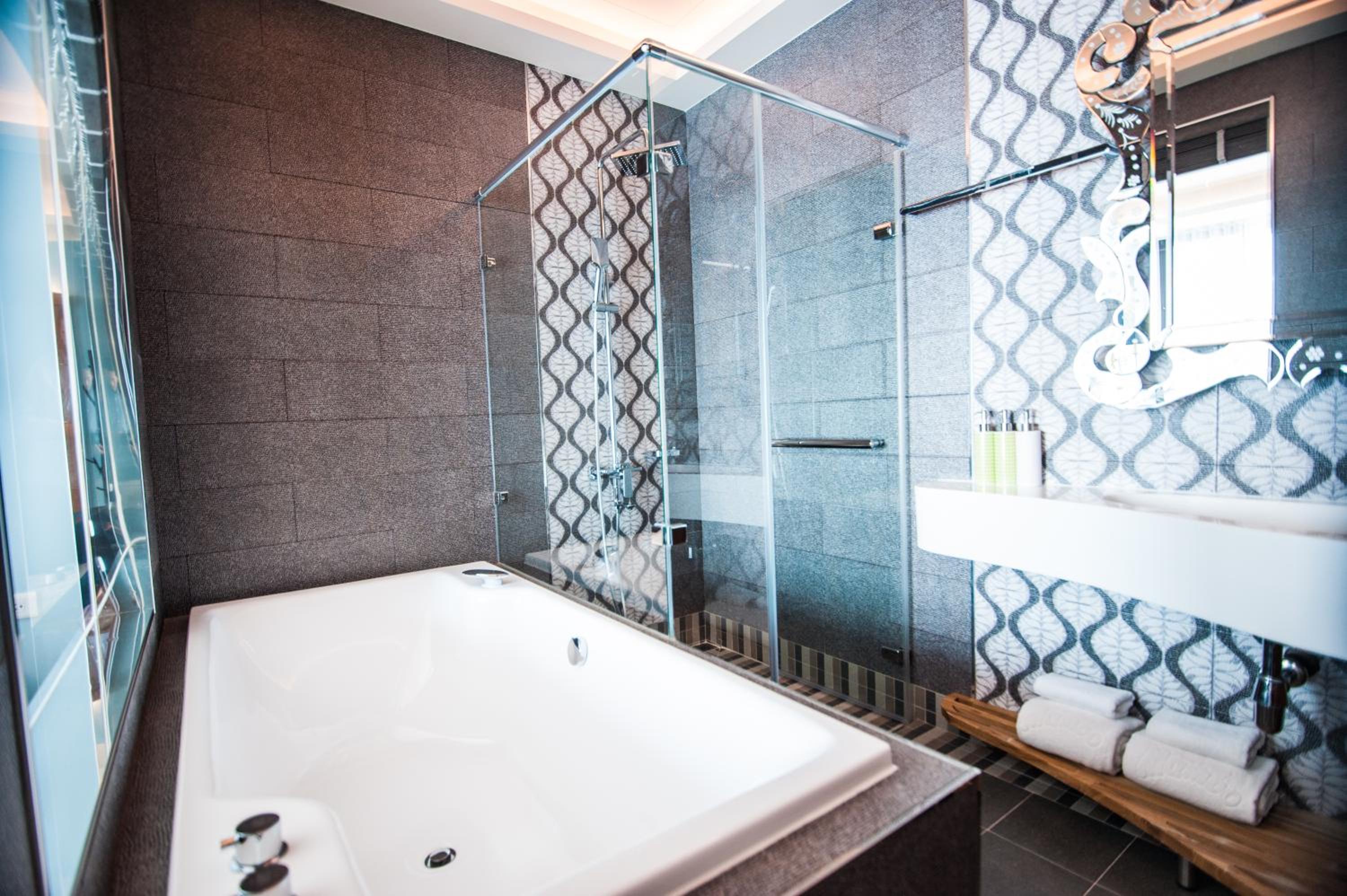 Deluxe Double Room with Side Sea View - Photo 5