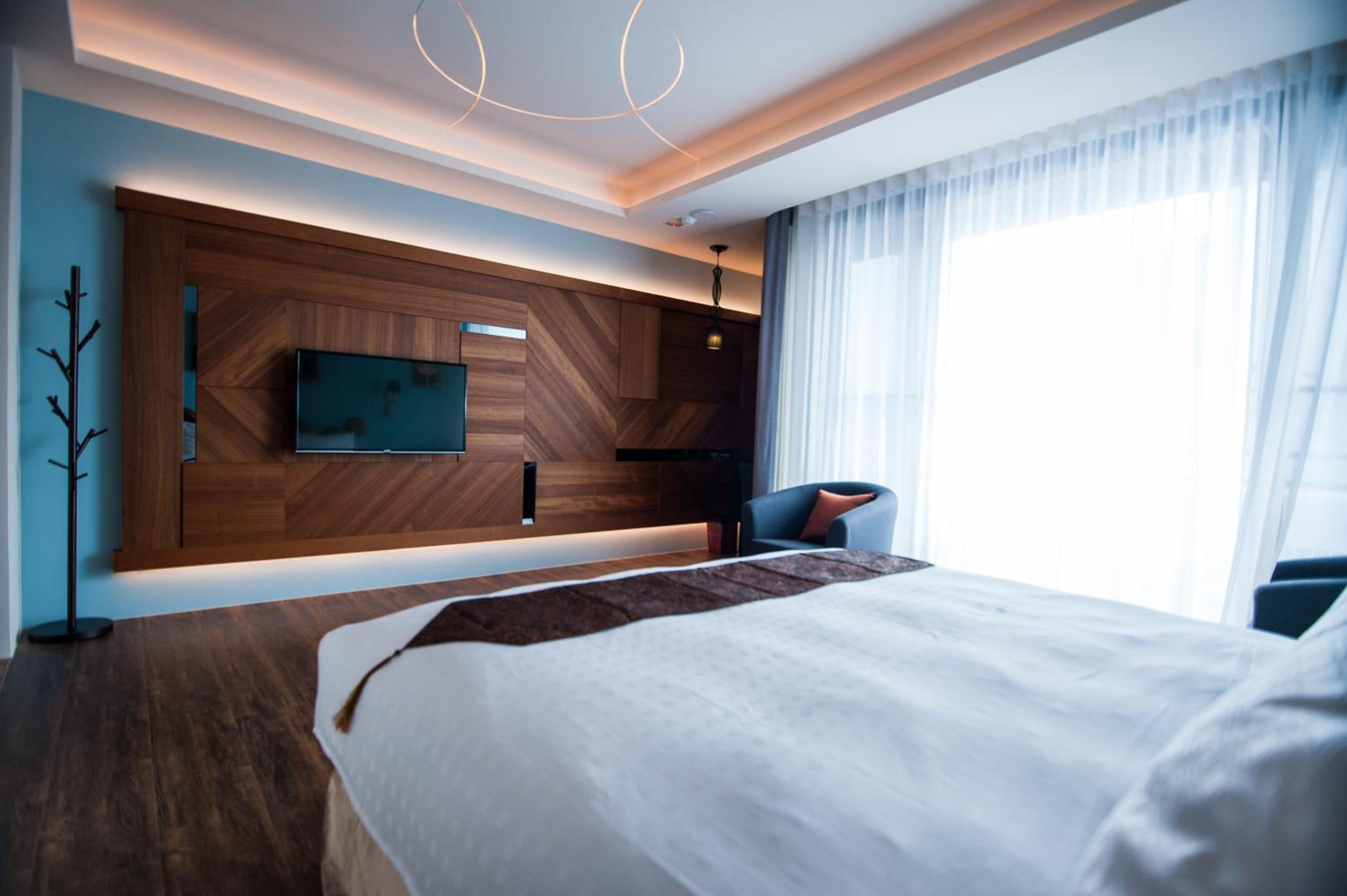 Deluxe Double Room with Side Sea View - Photo 15