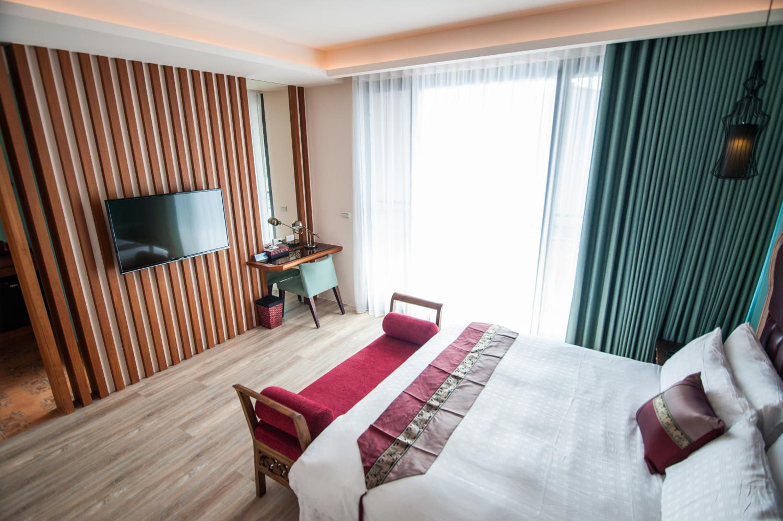 Deluxe Double Room with Side Sea View - Photo 13