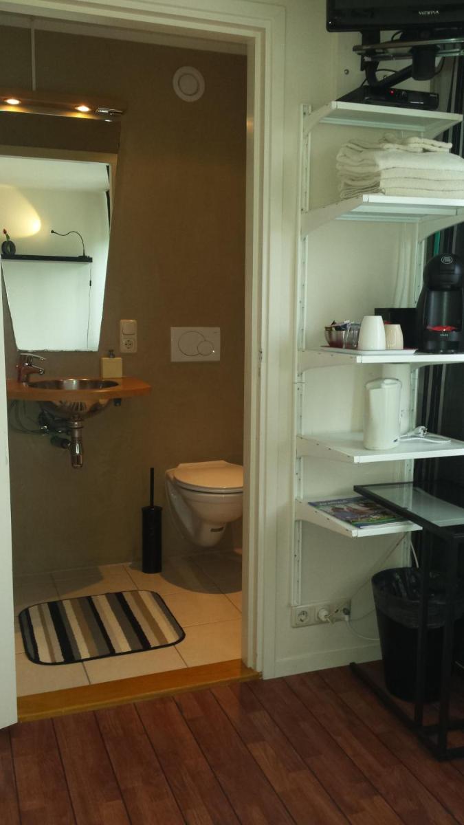 Single Room with Private Bathroom photo 2