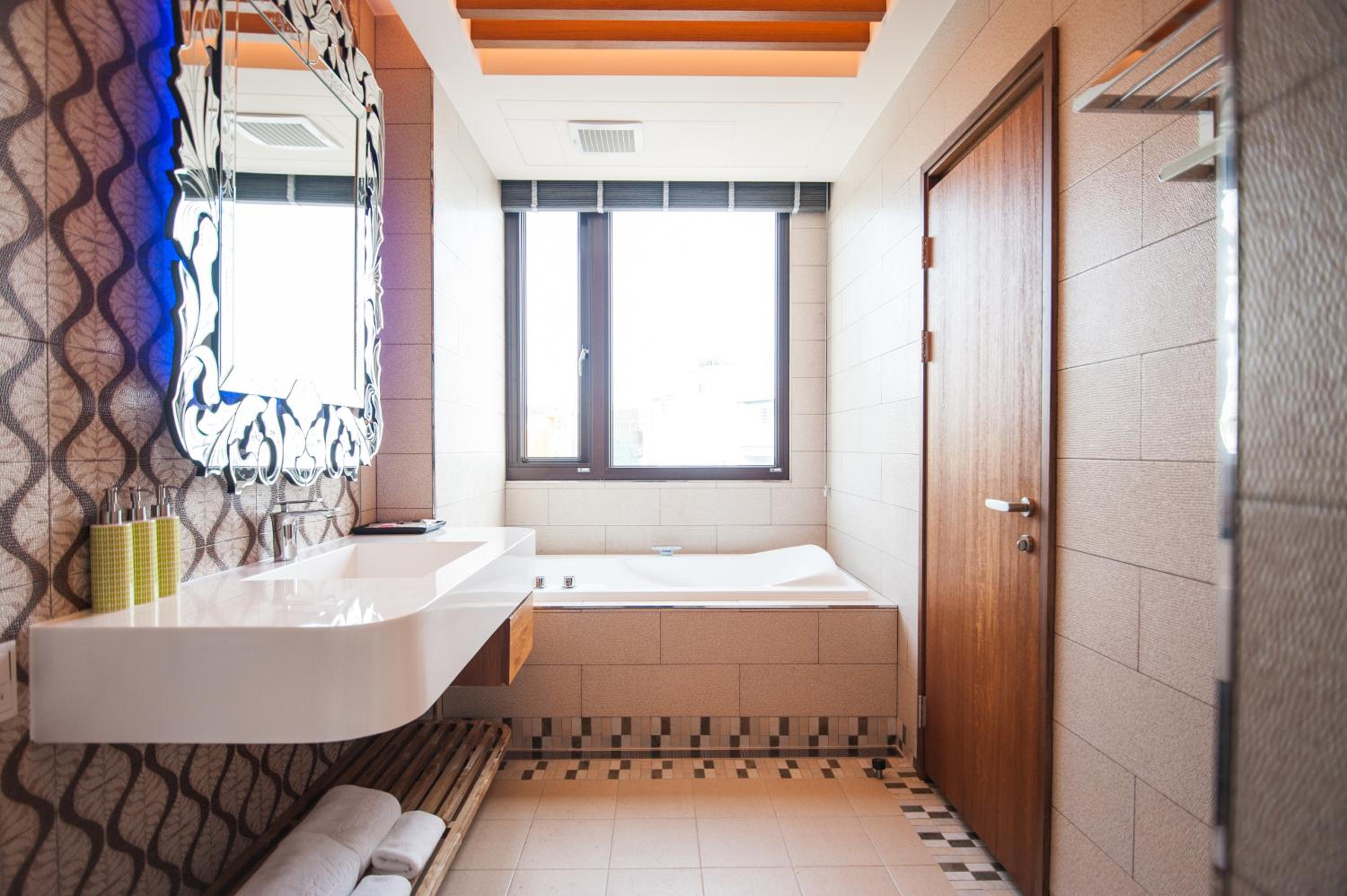 Deluxe Double Room with Balcony and Sea View - Photo 7