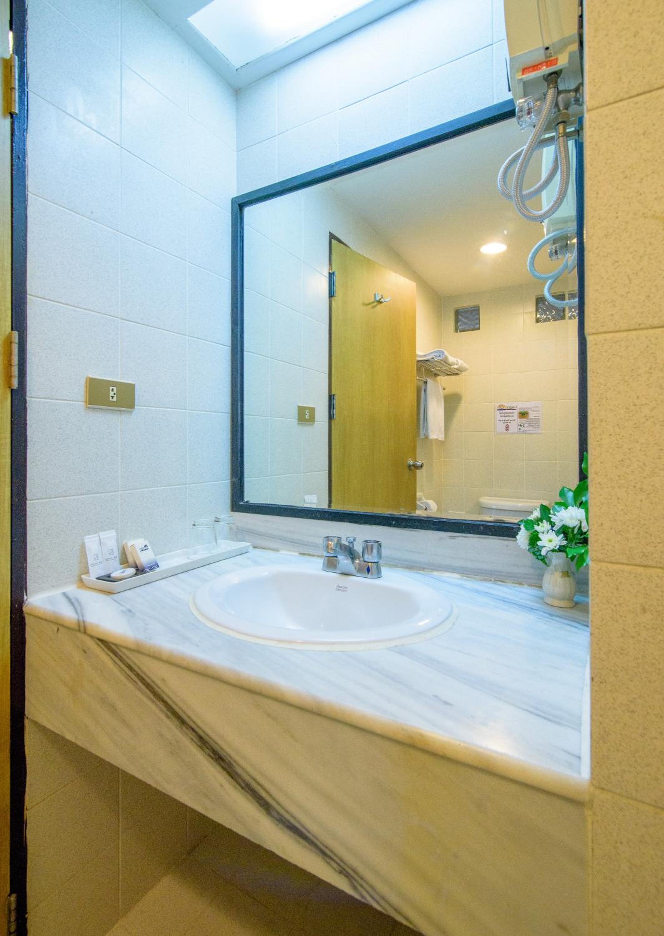 Golden Two View Suites - Photo 2