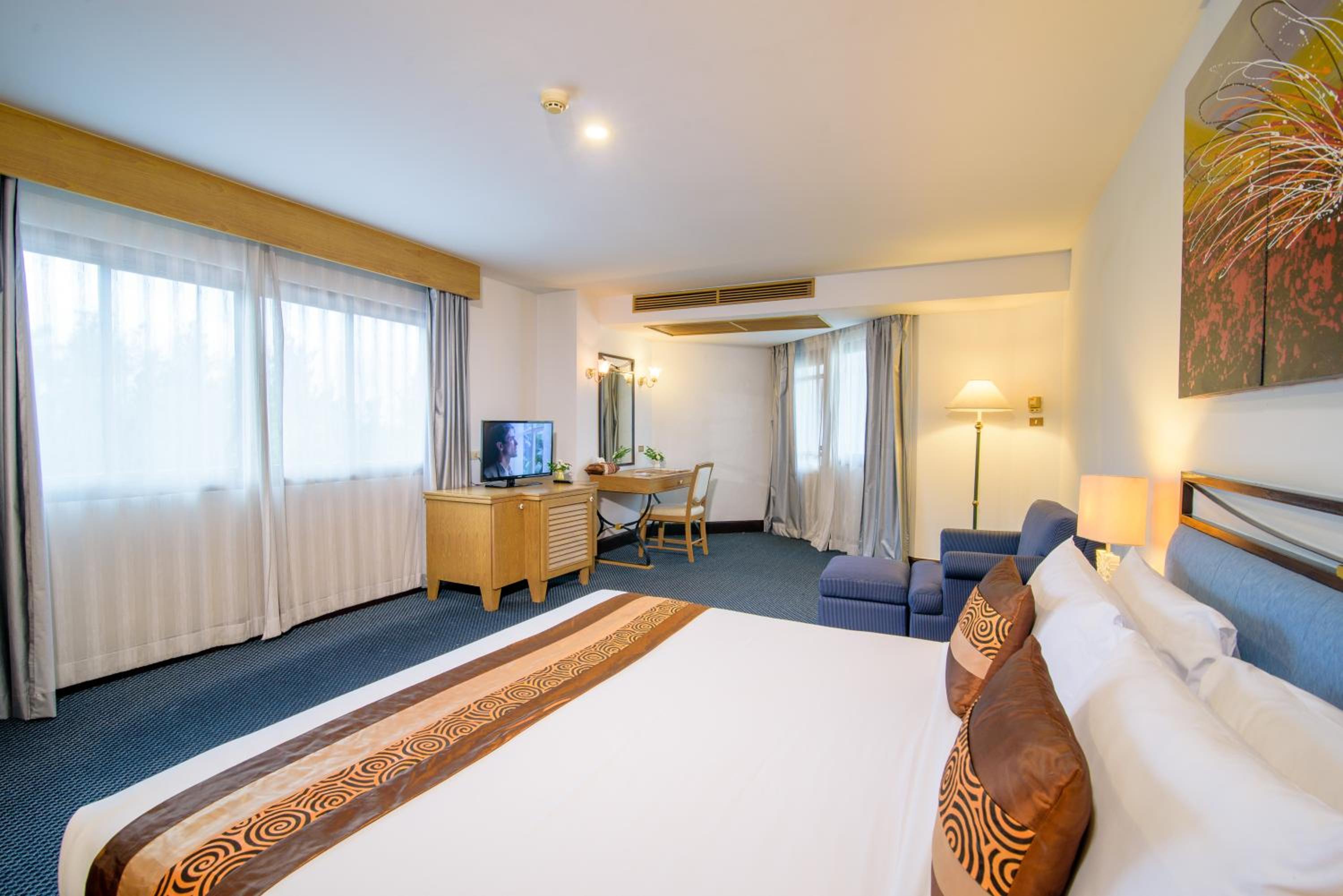 Golden Two View Suites - Photo 1