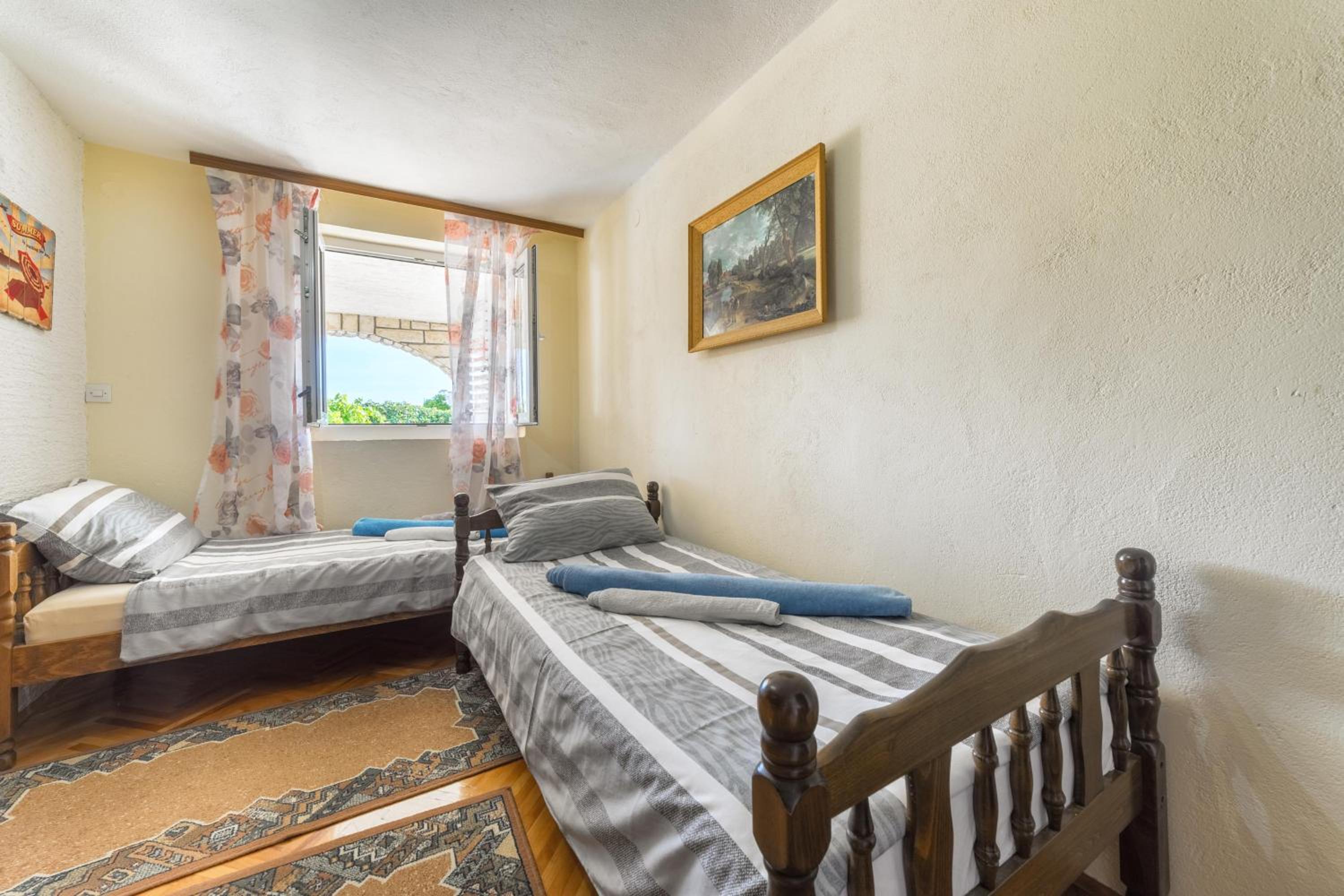Apartment with Terrace - Photo 14