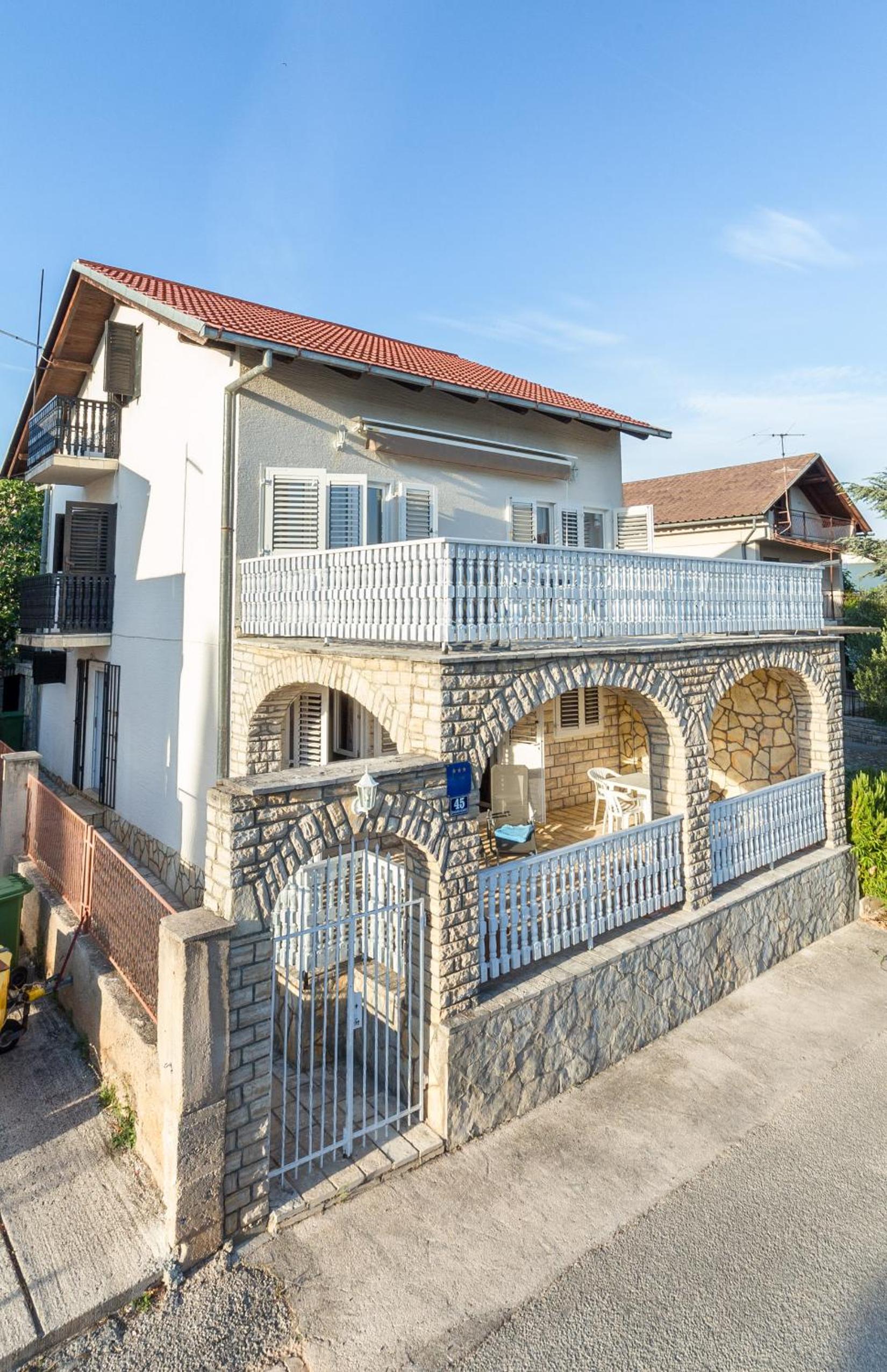 Apartment with Terrace - Photo 11
