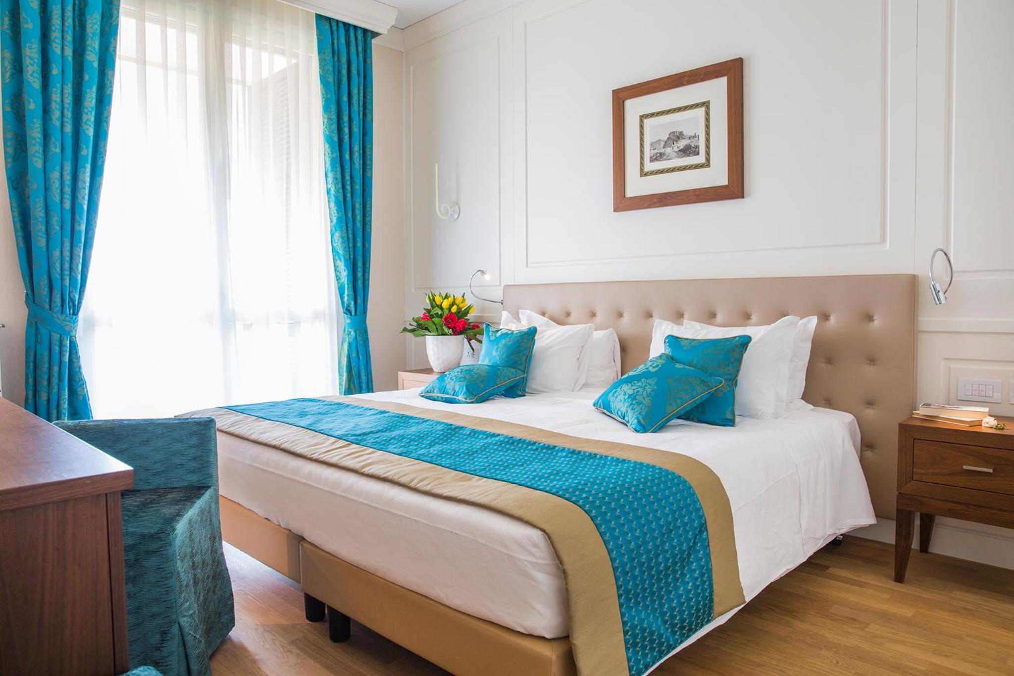 Junior Suite with Balcony and Lake View - Photo 1