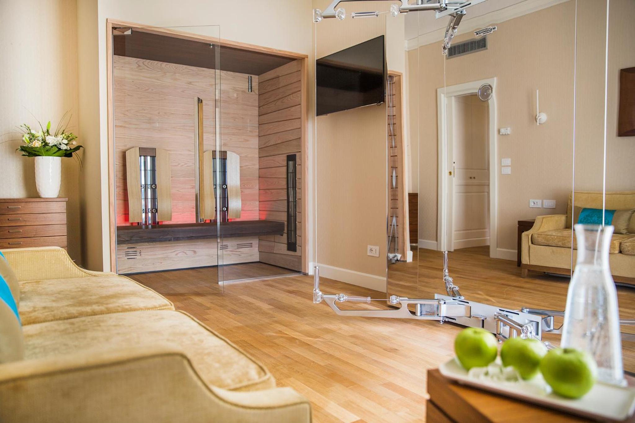Junior Suite with Balcony and Lake View - Photo 2