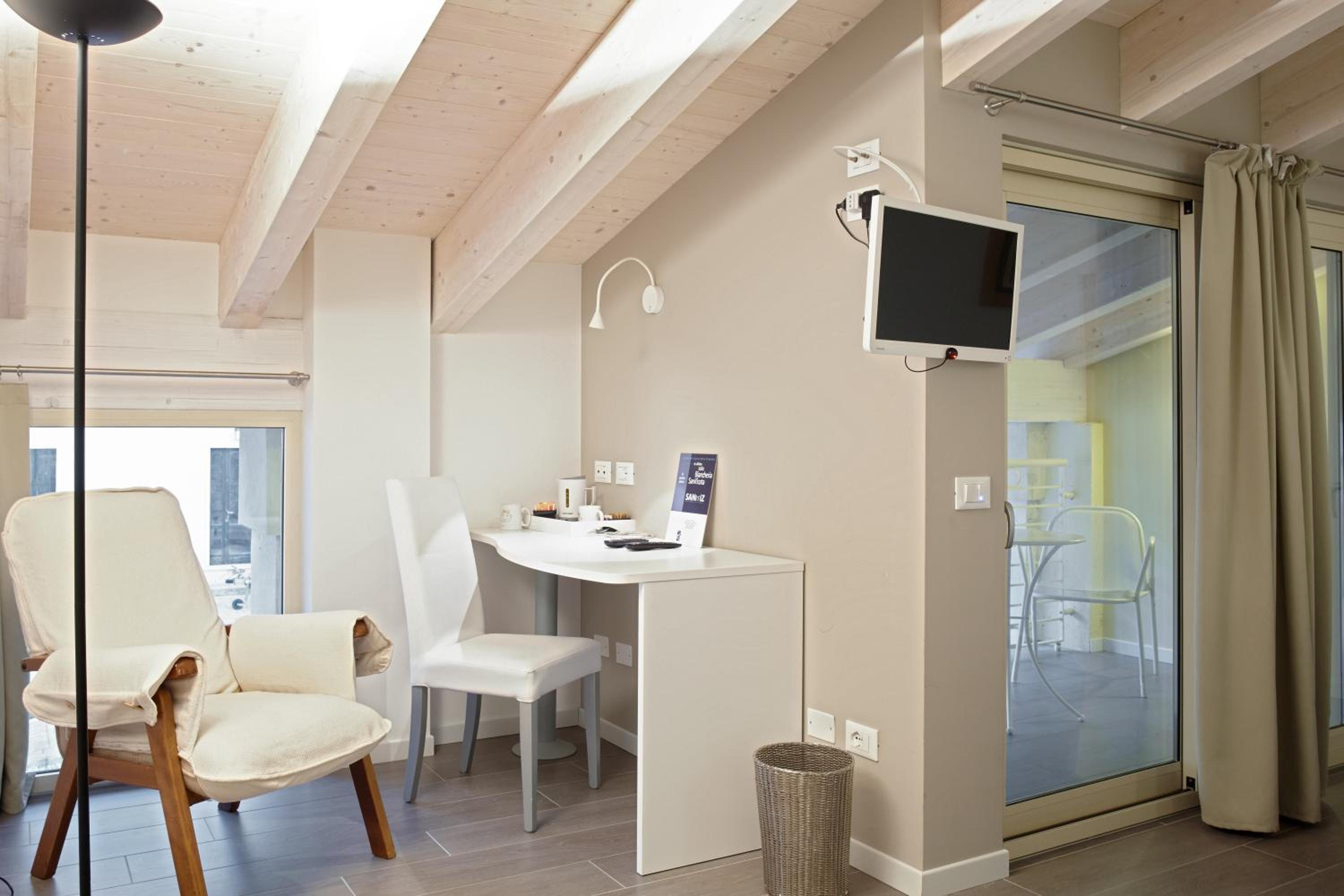 Double Room with Balcony - Attic photo 3