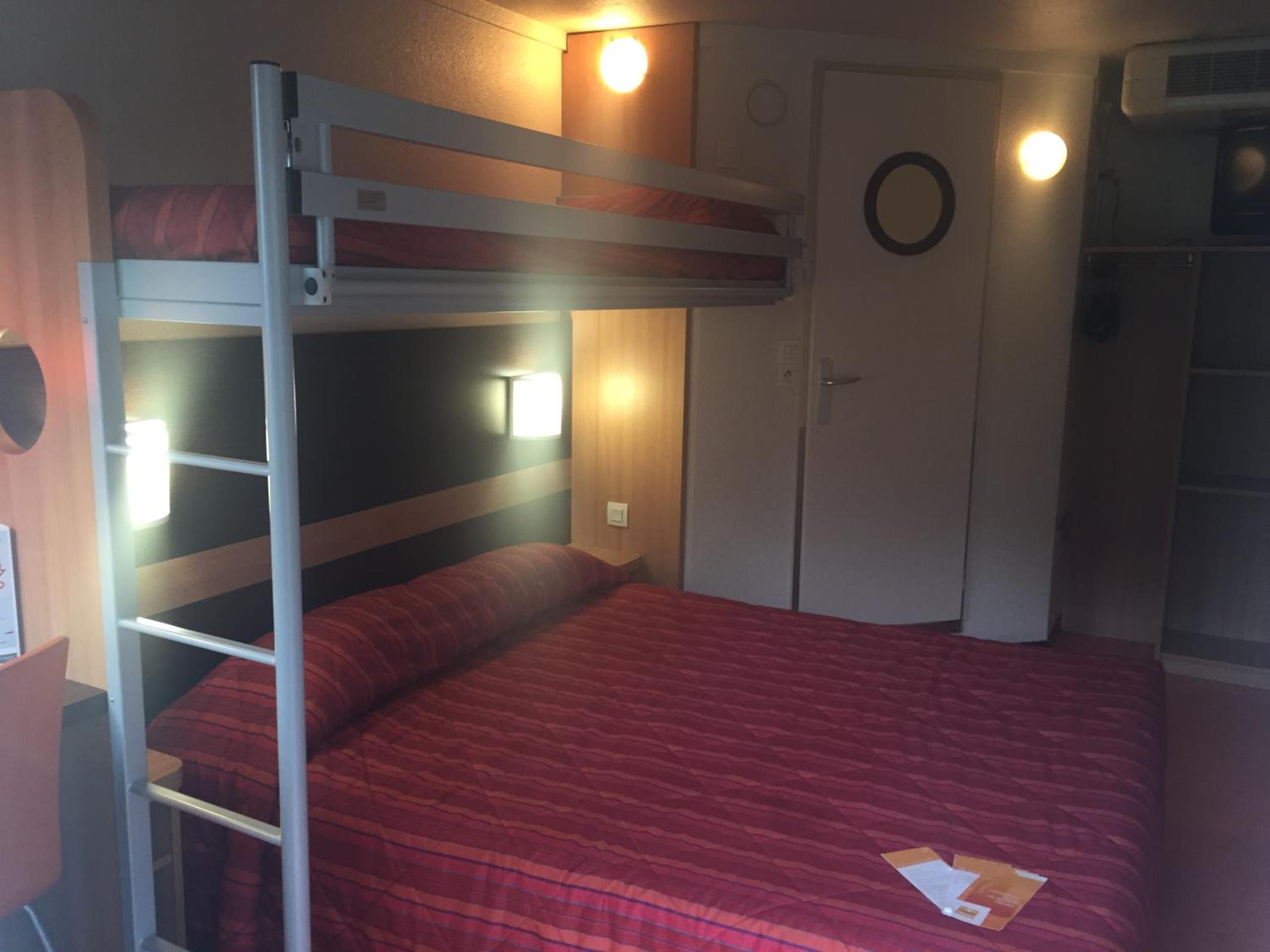 Triple Room (1 Double Bed + 1 Single Bed) - Photo 3