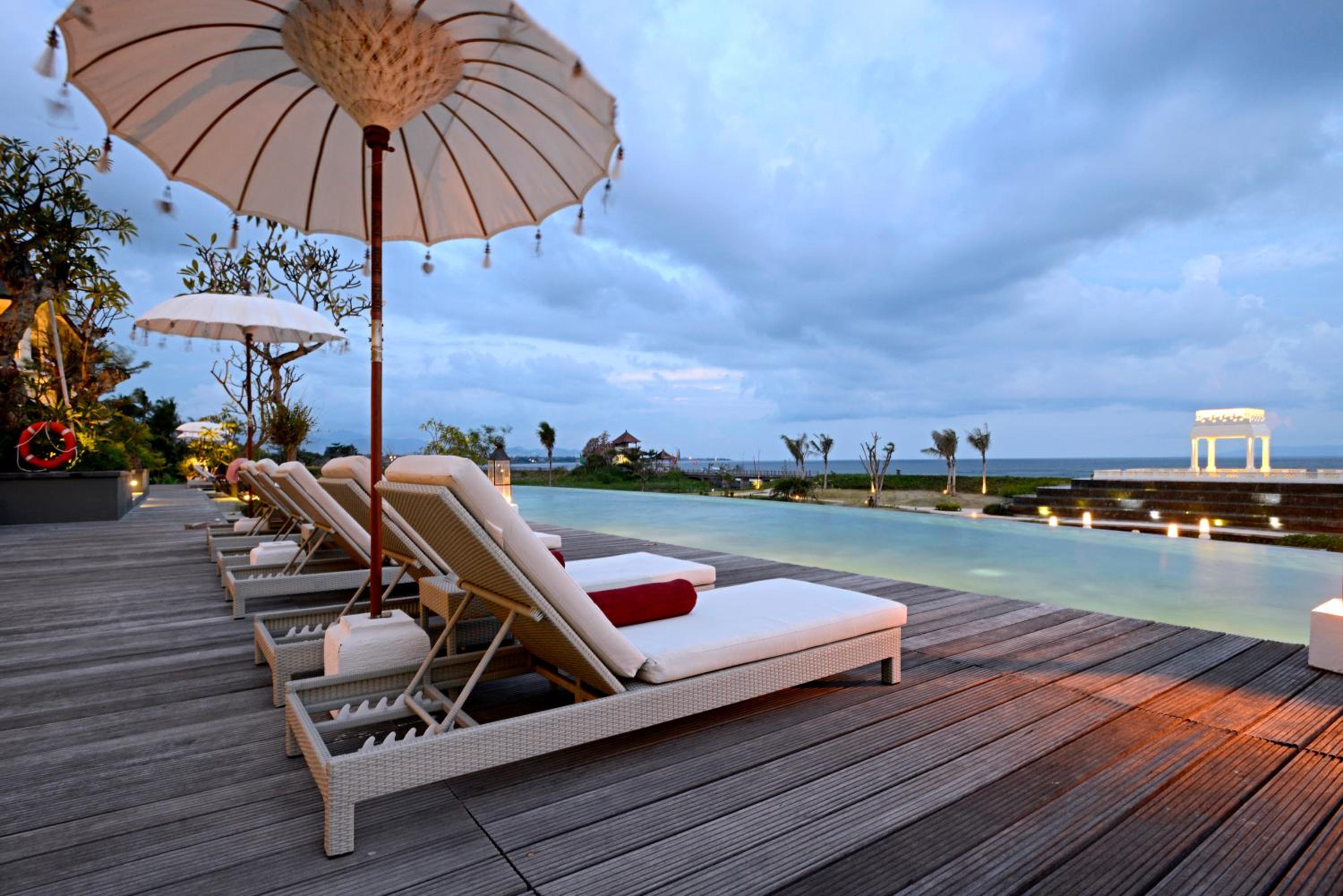 Deluxe King Room with Garden View photo 3