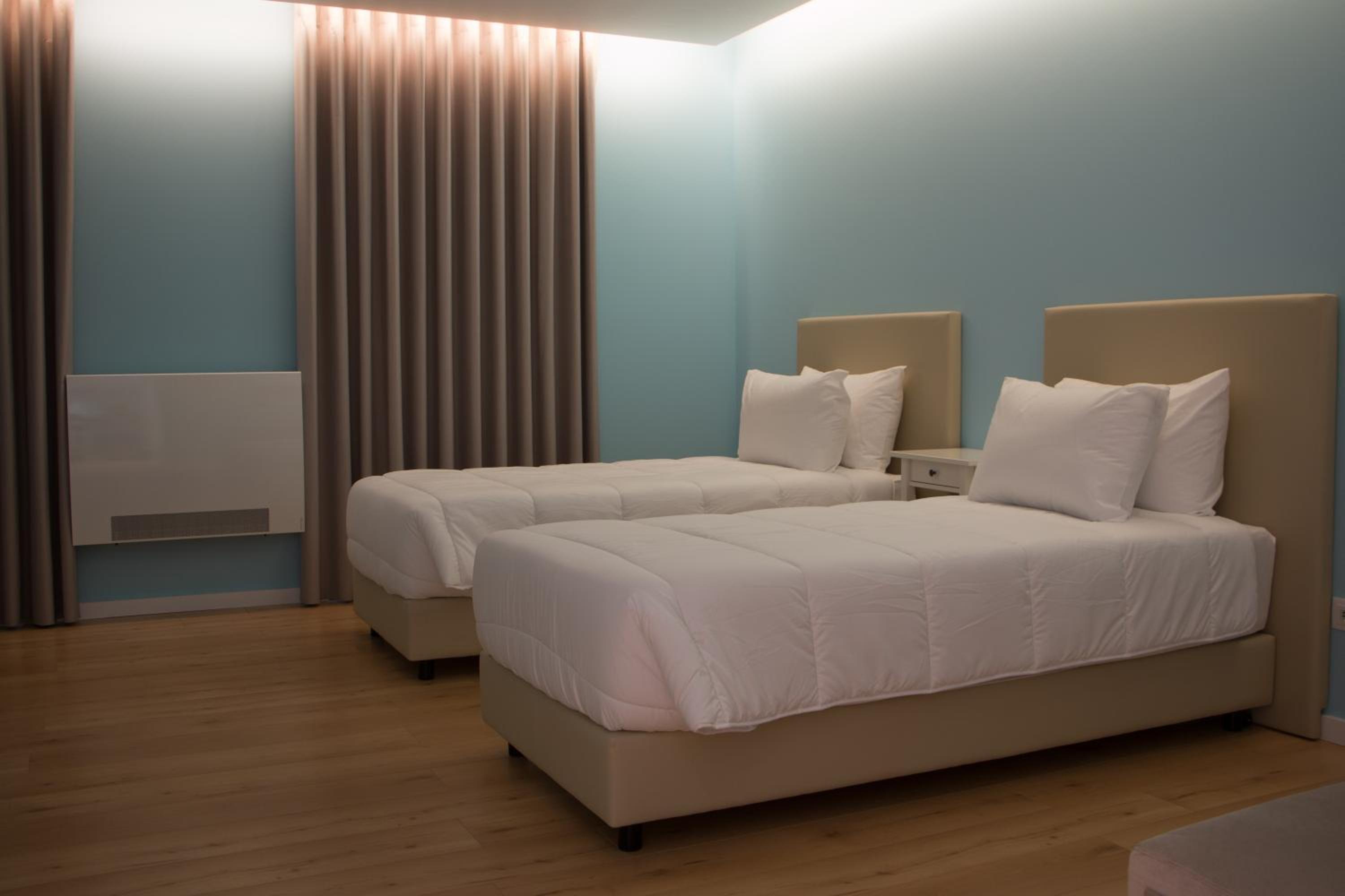 Standard Twin Room with Sofa - Photo 6
