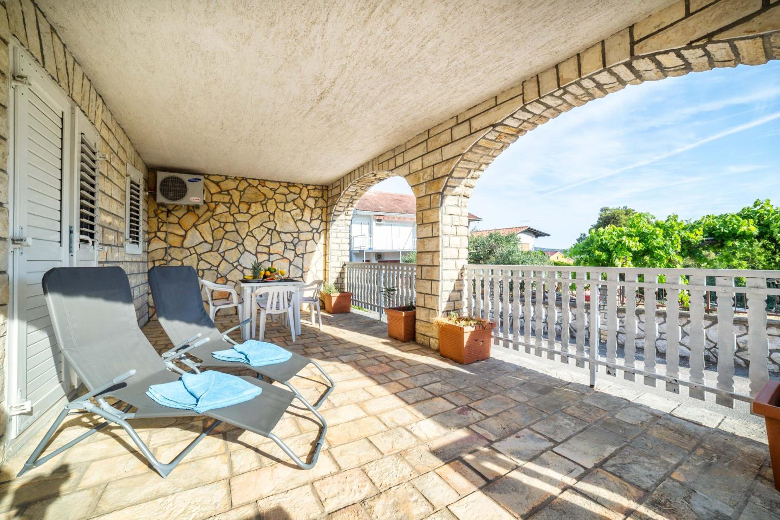 Apartment with Terrace - Photo 2